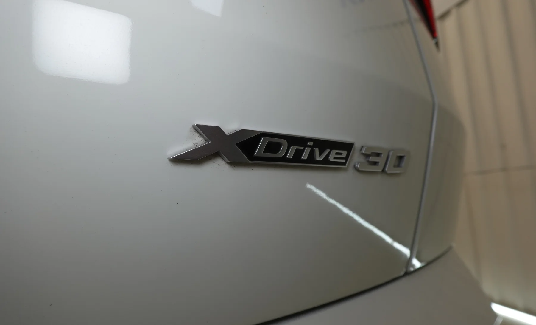 BMW iX2 xDrive30i 2025 — exterior 8 de 10