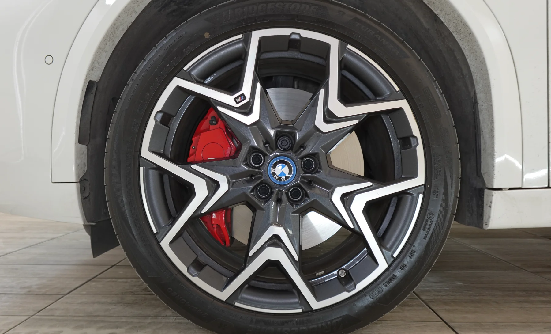 BMW iX2 xDrive30i 2025 — exterior 10 de 10