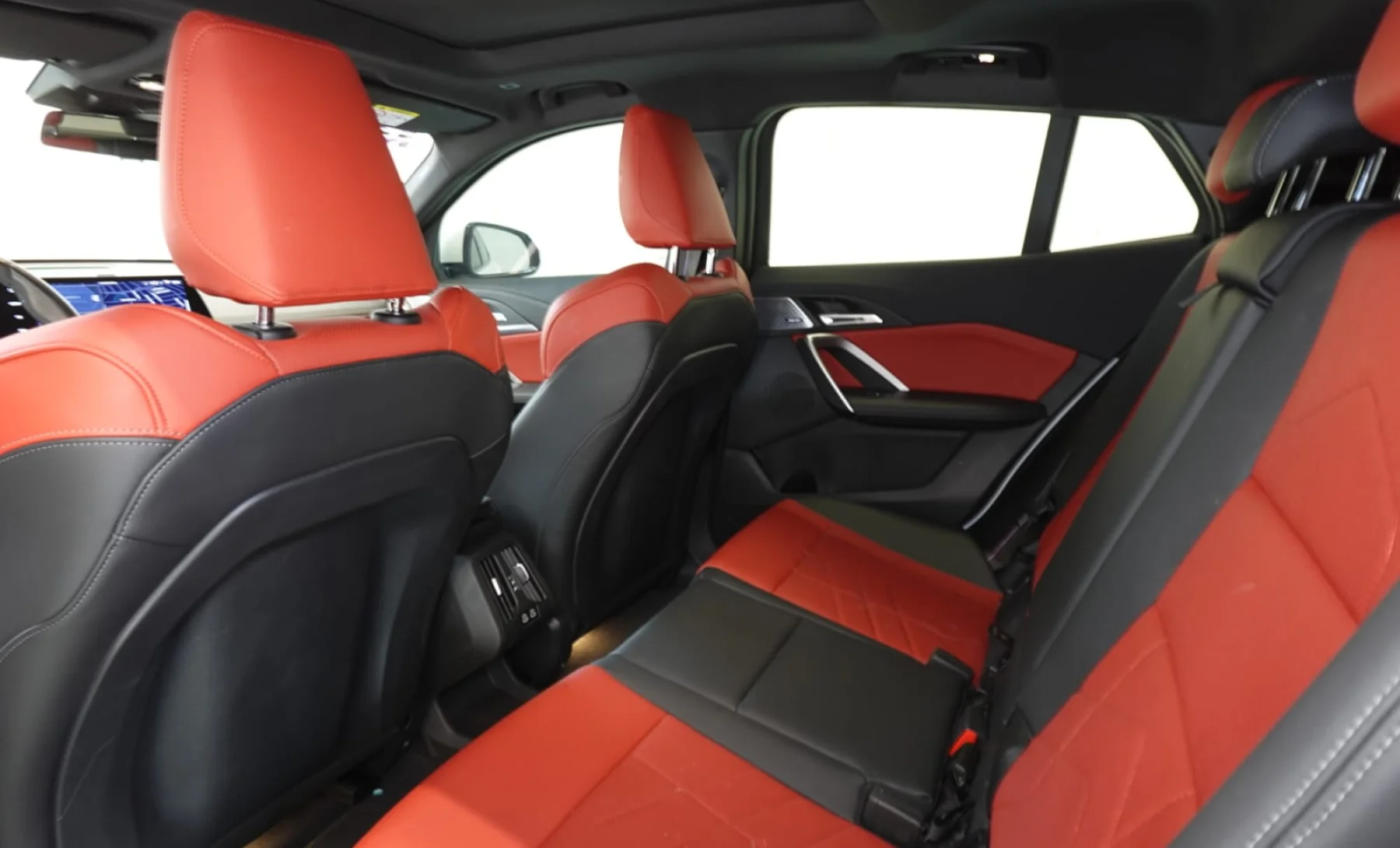 BMW iX2 xDrive30i 2025 — interior 5 de 9