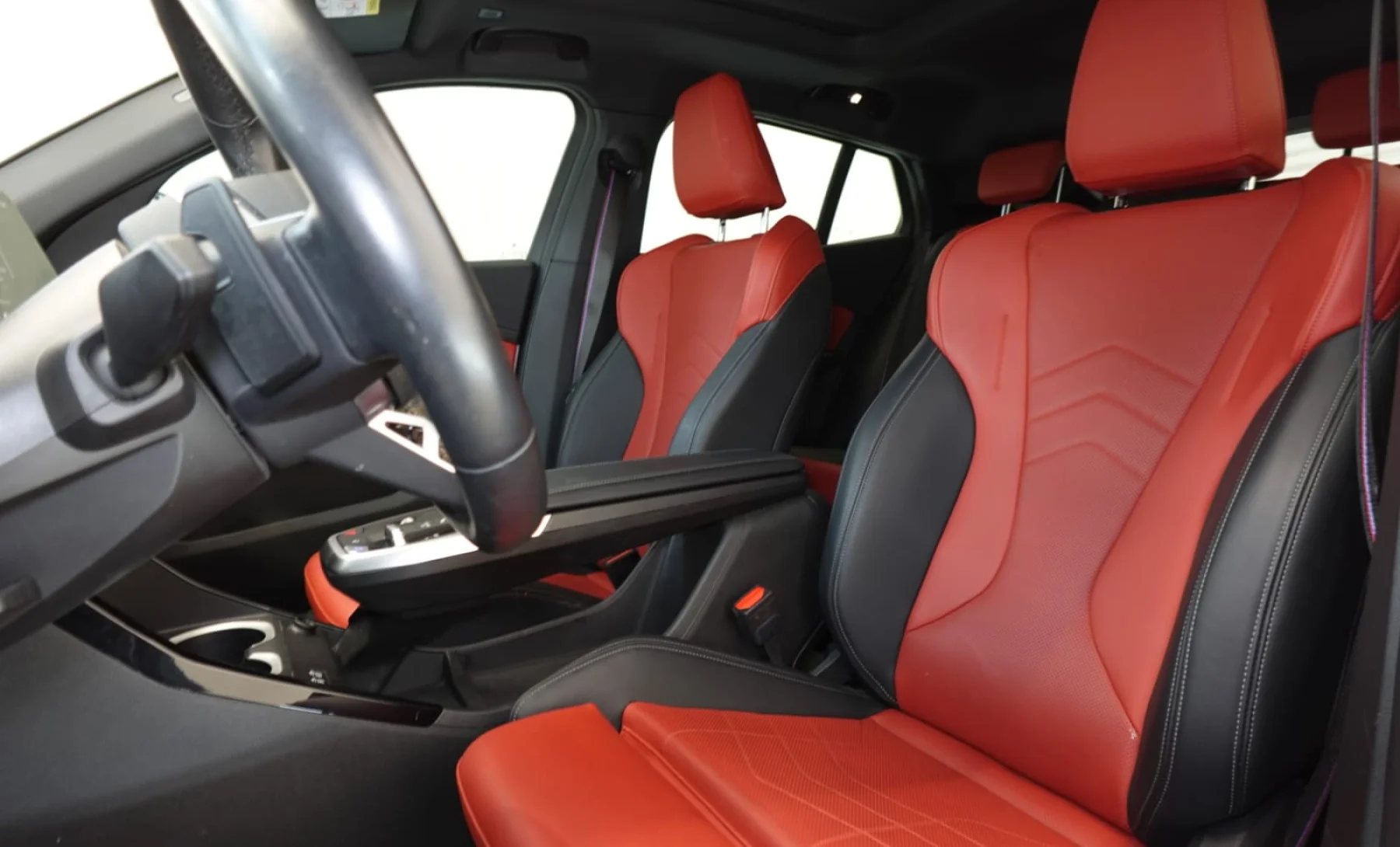 BMW iX2 xDrive30i 2025 — interior 3 de 9