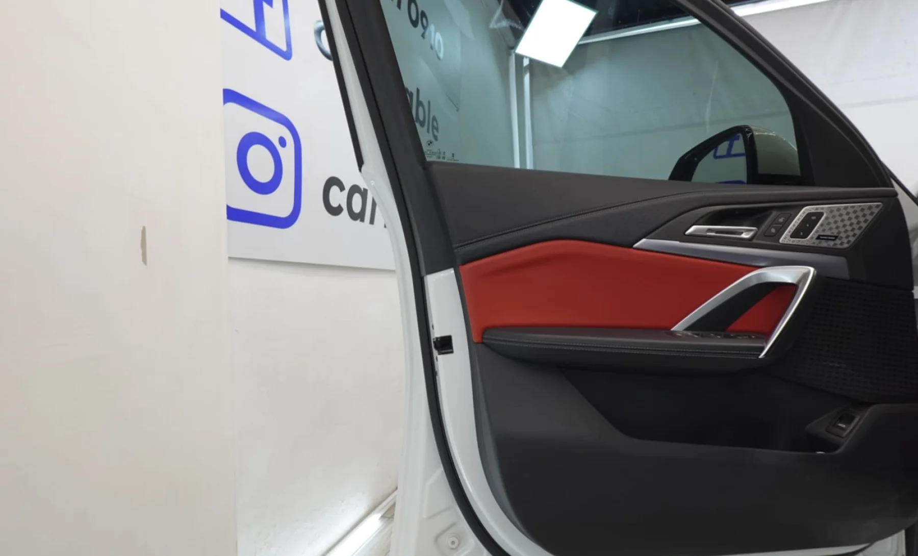 BMW iX2 xDrive30i 2025 — interior 7 de 9