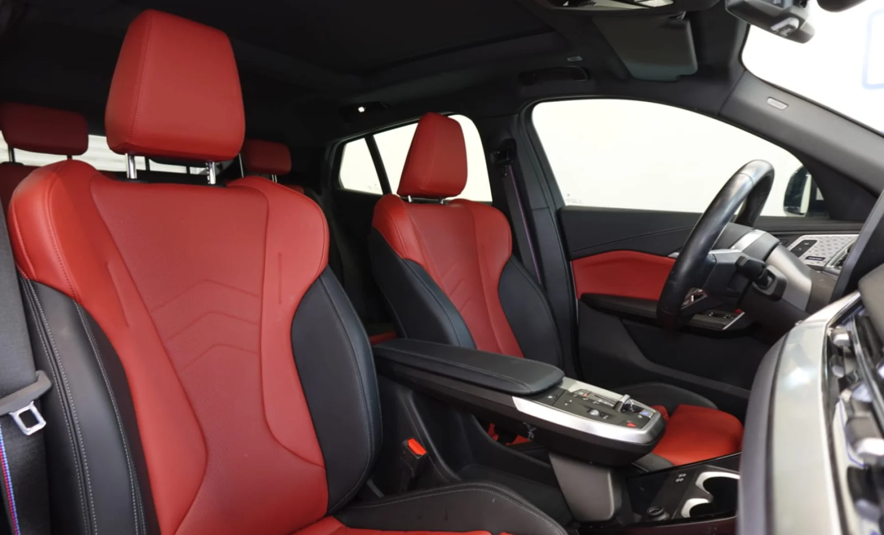 BMW iX2 xDrive30i 2025 — interior 6 de 9