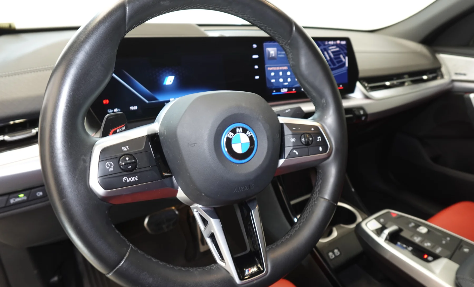 BMW iX2 xDrive30i 2025 — interior 2 de 9