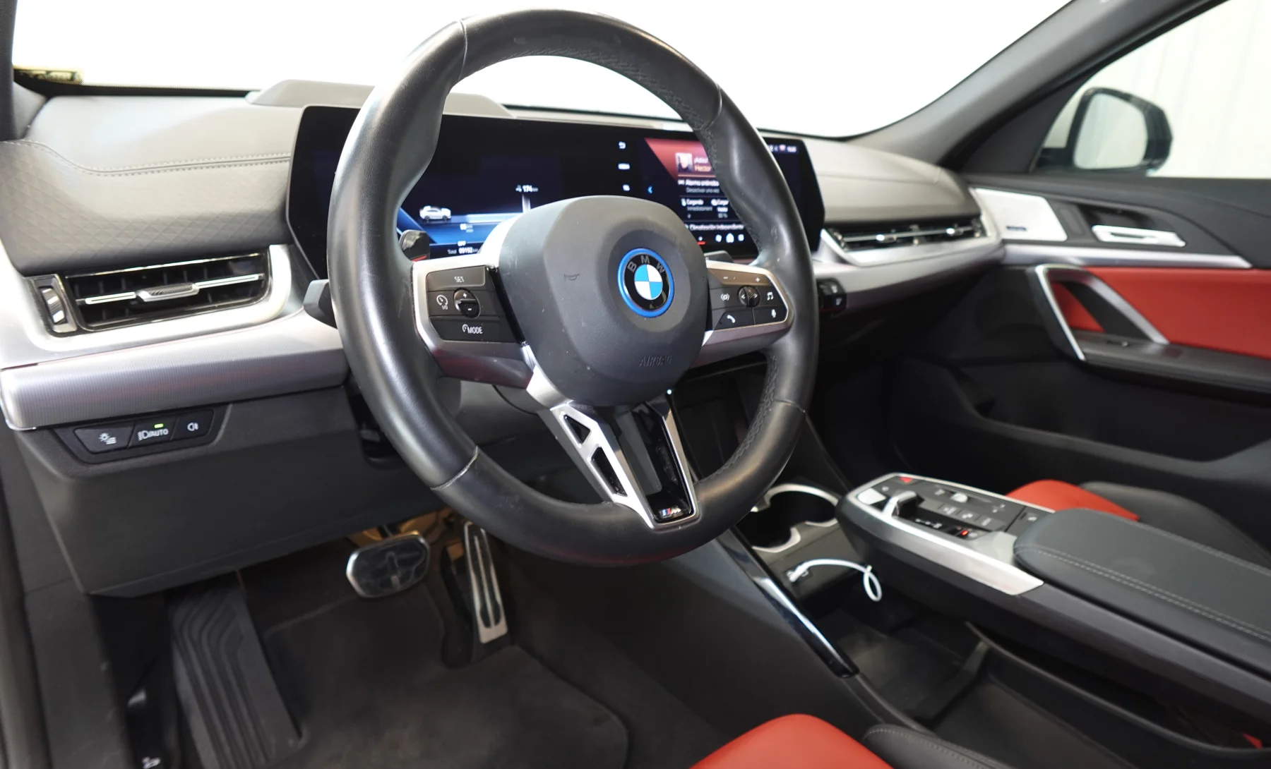 BMW iX2 xDrive30i 2025 — interior 1 de 9