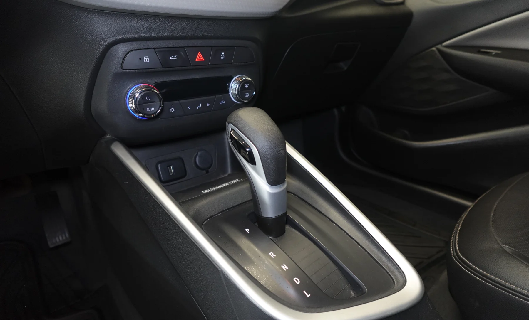 Chevrolet Onix Premier 2021 — interior 3 de 10