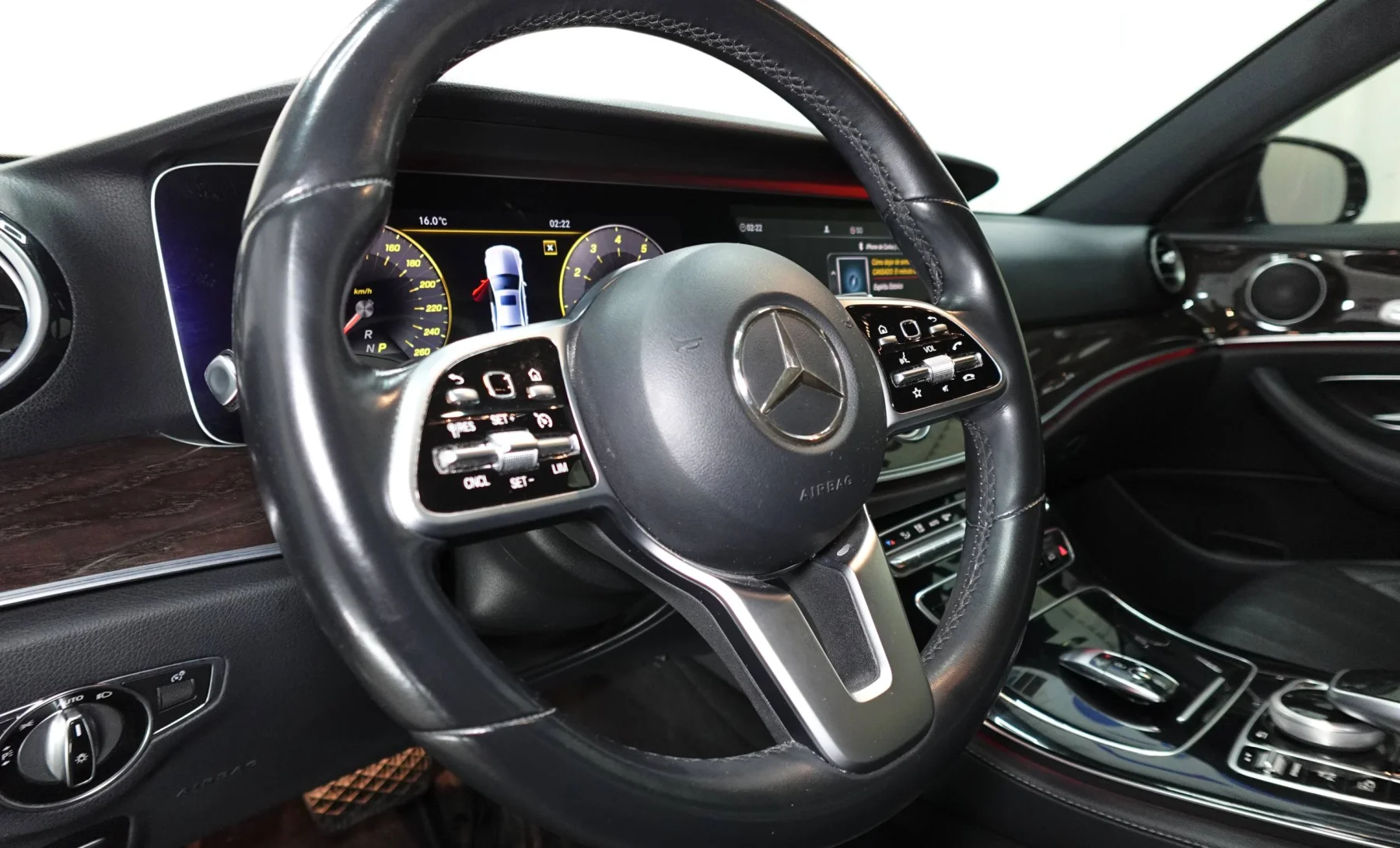 Mercedes-Benz E 200 2020 — interior 2 de 4