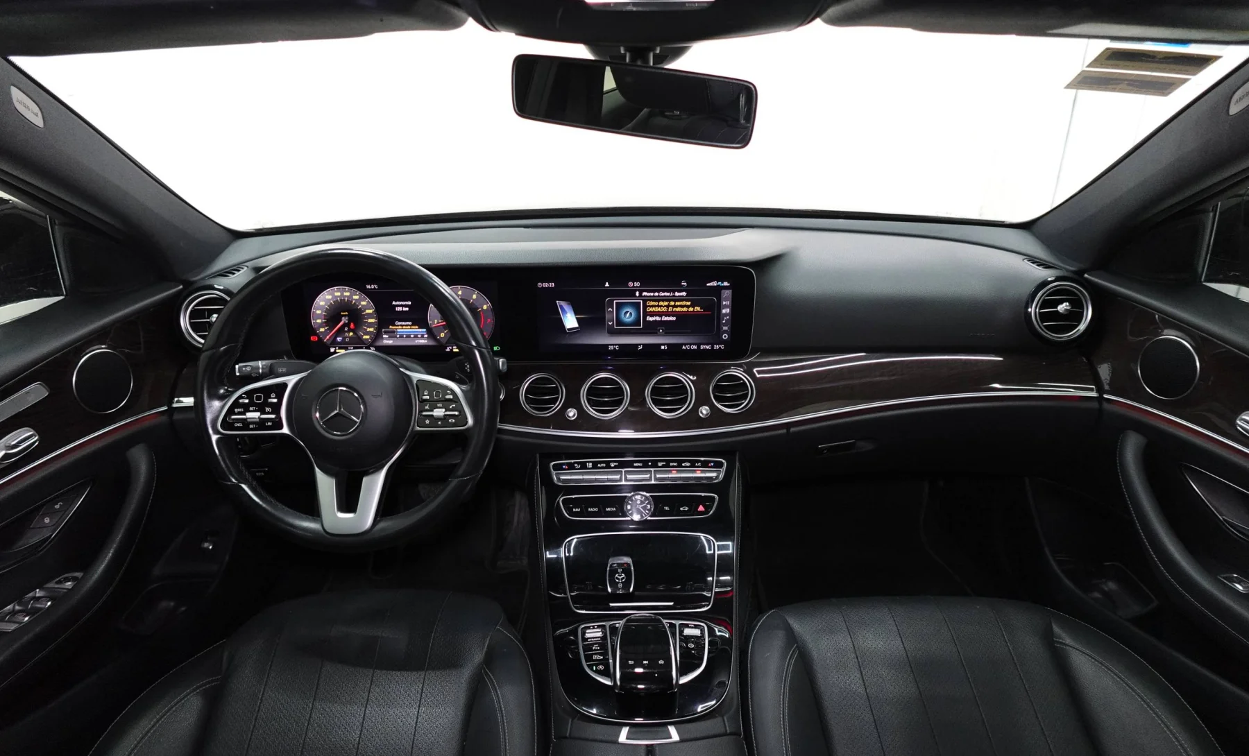 Mercedes-Benz E 200 2020 — interior 3 de 4
