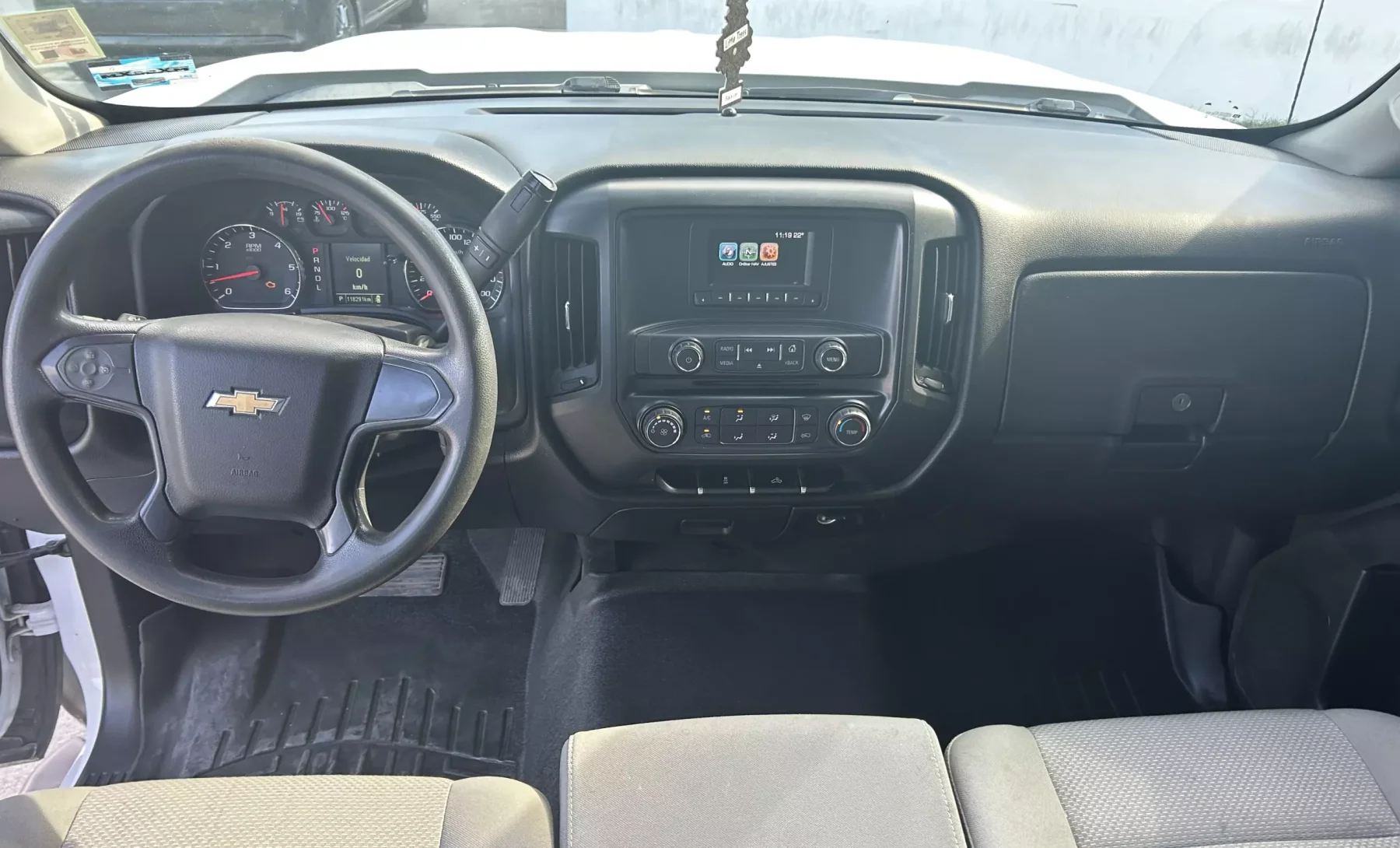 Chevrolet Silverado 2500 LS 2017 — interior 2 de 4