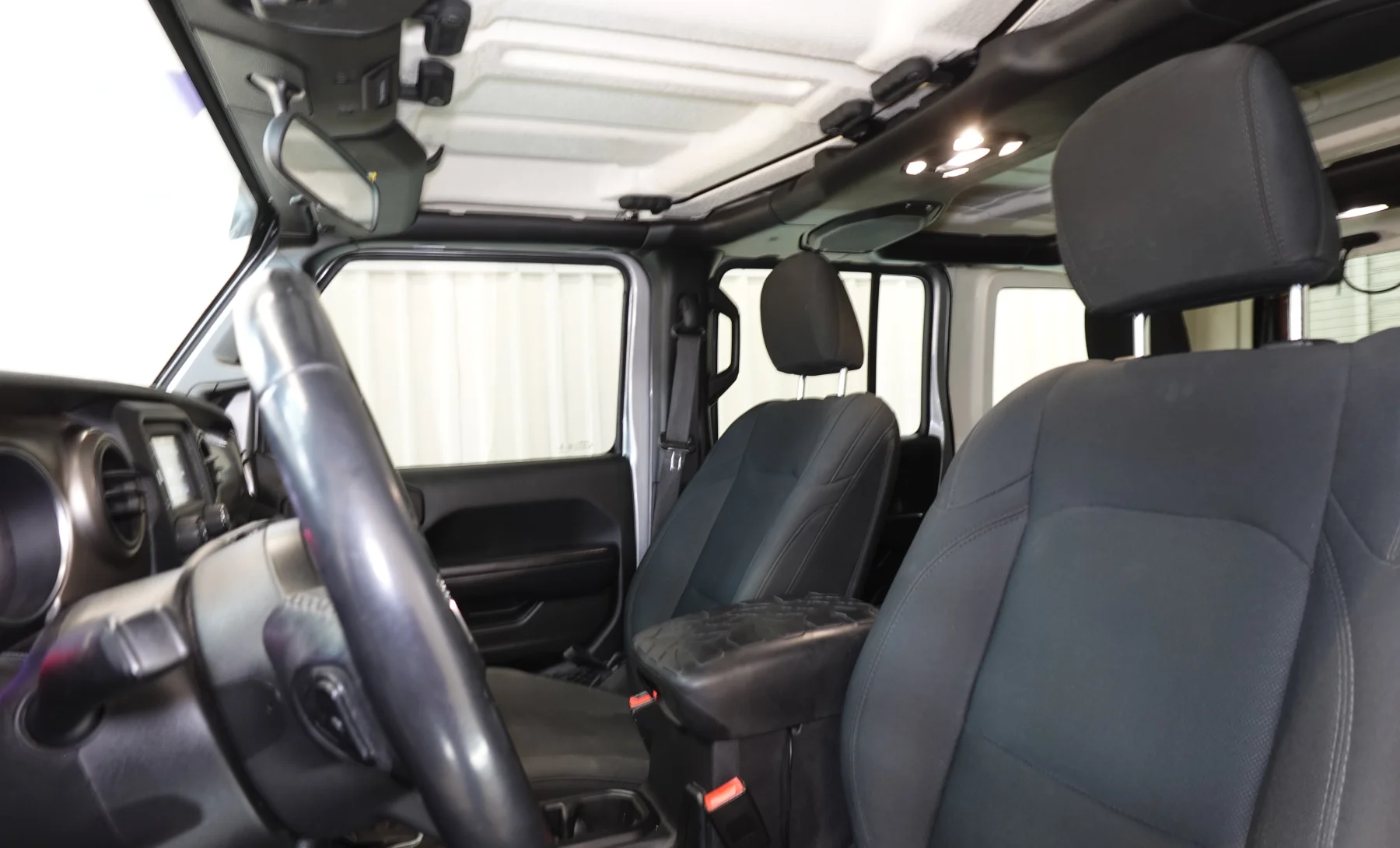 Jeep Wrangler Unlimited Sport S 2019 — interior 3 de 9