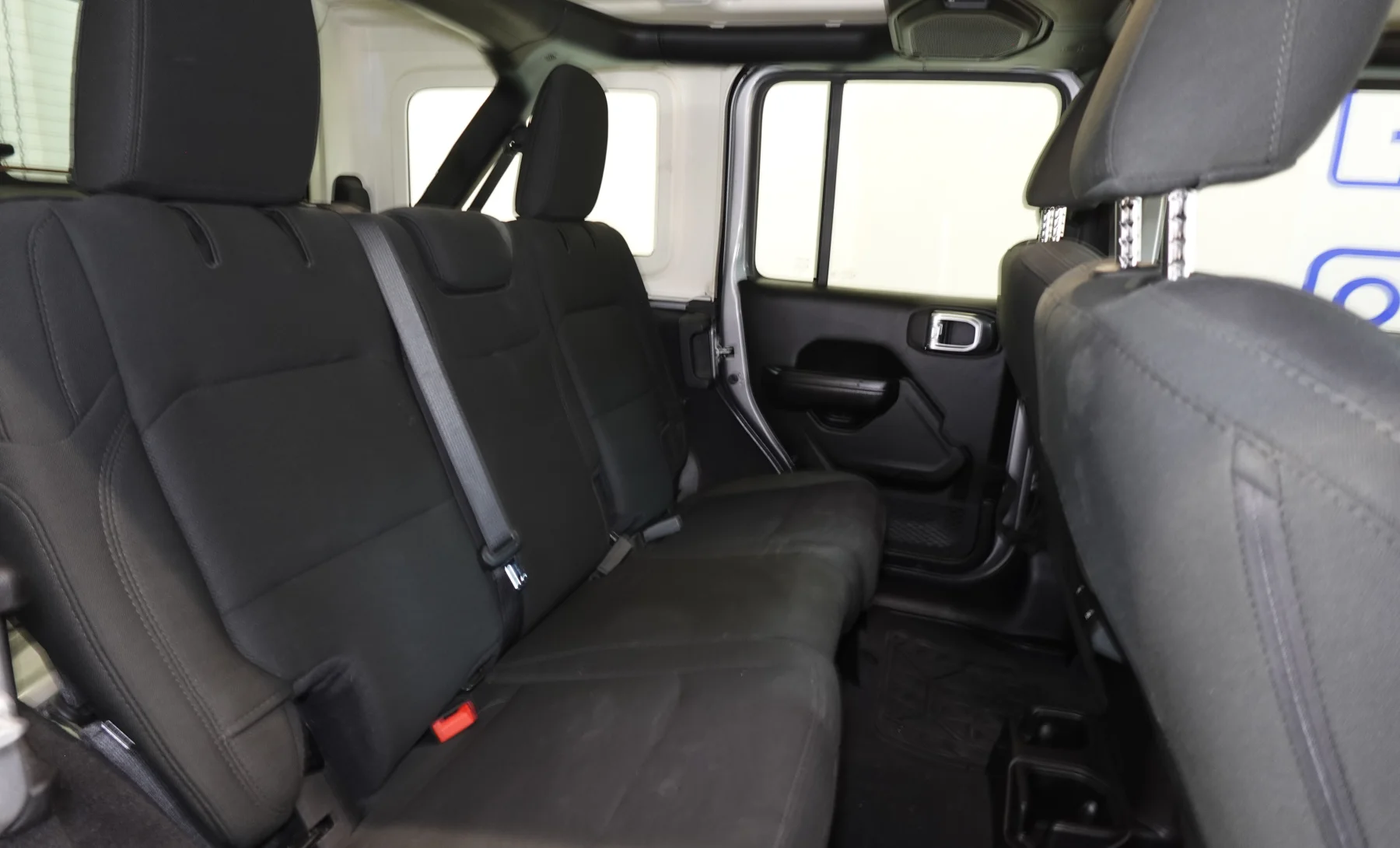 Jeep Wrangler Unlimited Sport S 2019 — interior 5 de 9