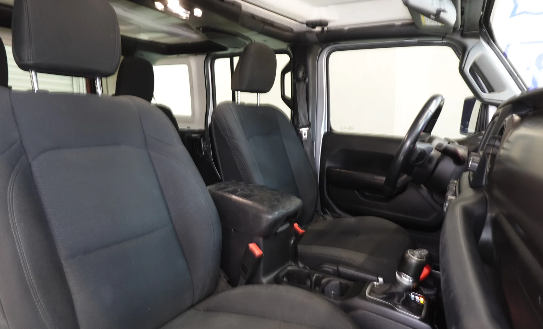 Jeep Wrangler Unlimited Sport S 2019 — interior 7 de 9
