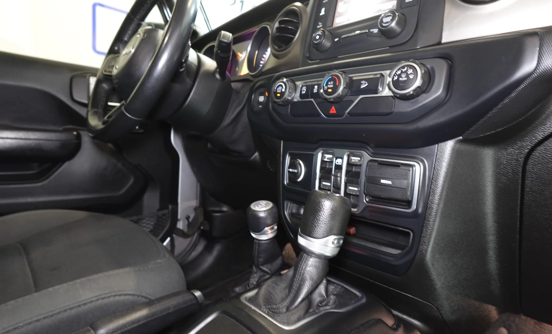 Jeep Wrangler Unlimited Sport S 2019 — interior 8 de 9