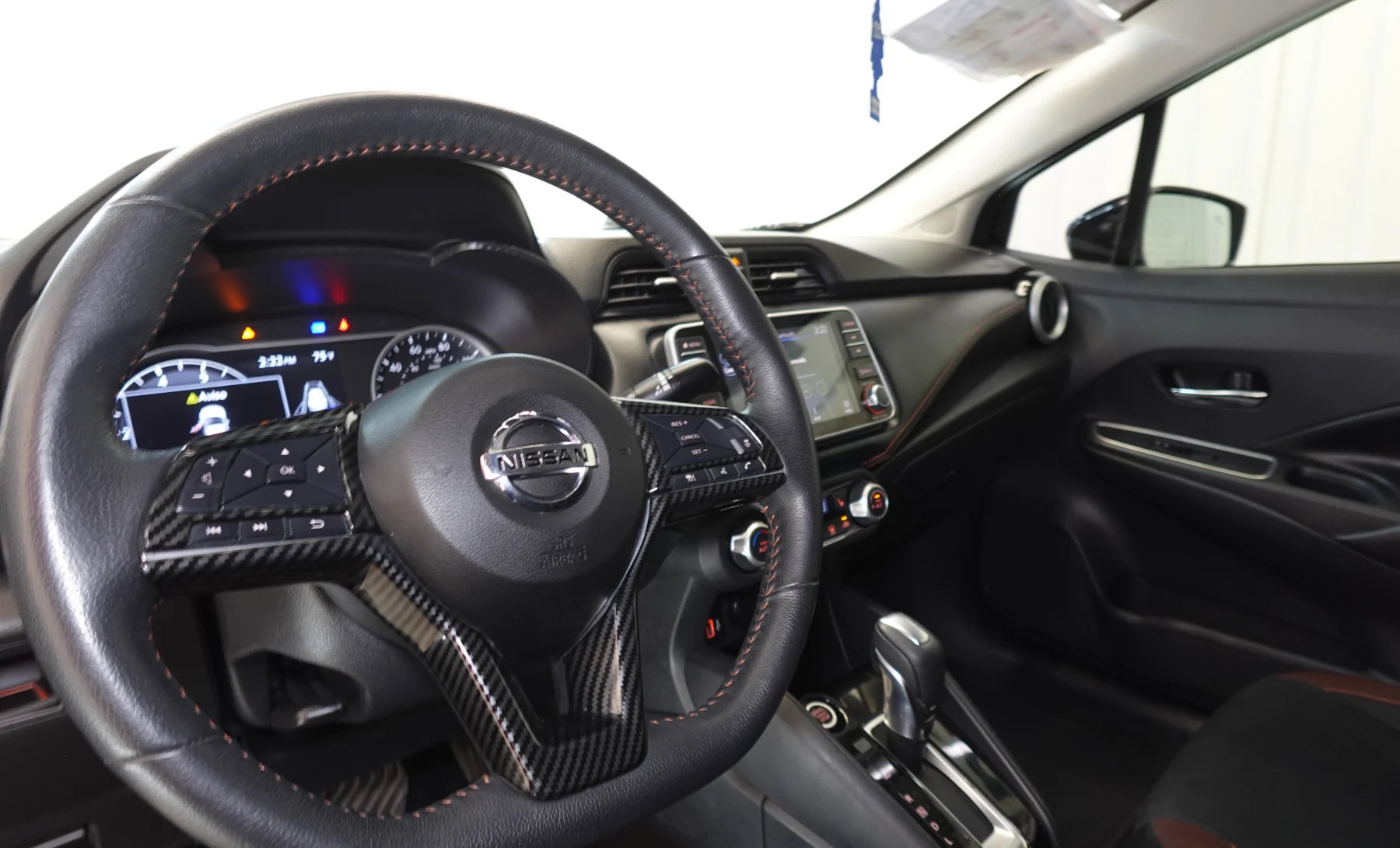 Nissan Versa SR 2020 — interior 2 de 8