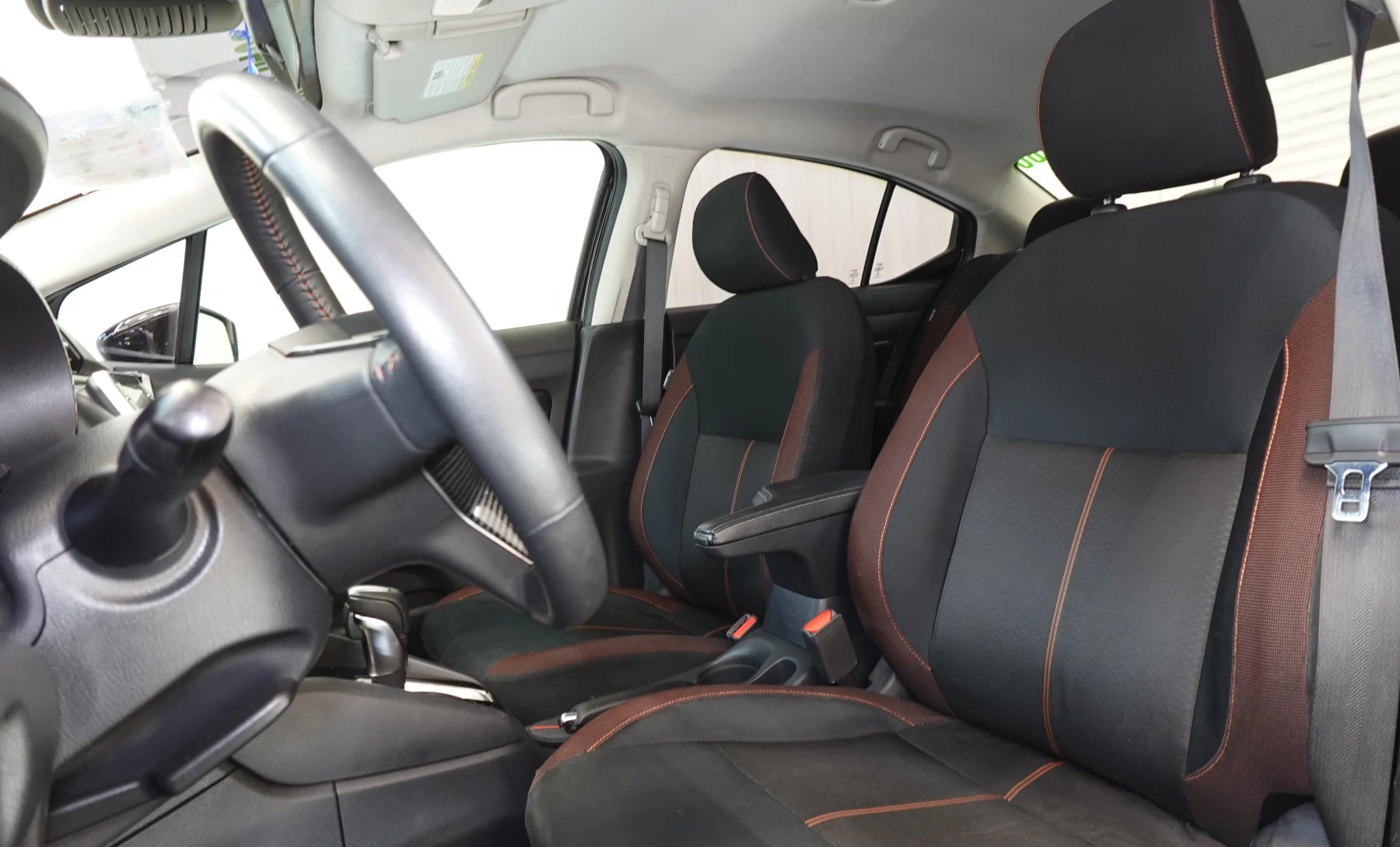 Nissan Versa SR 2020 — interior 4 de 8