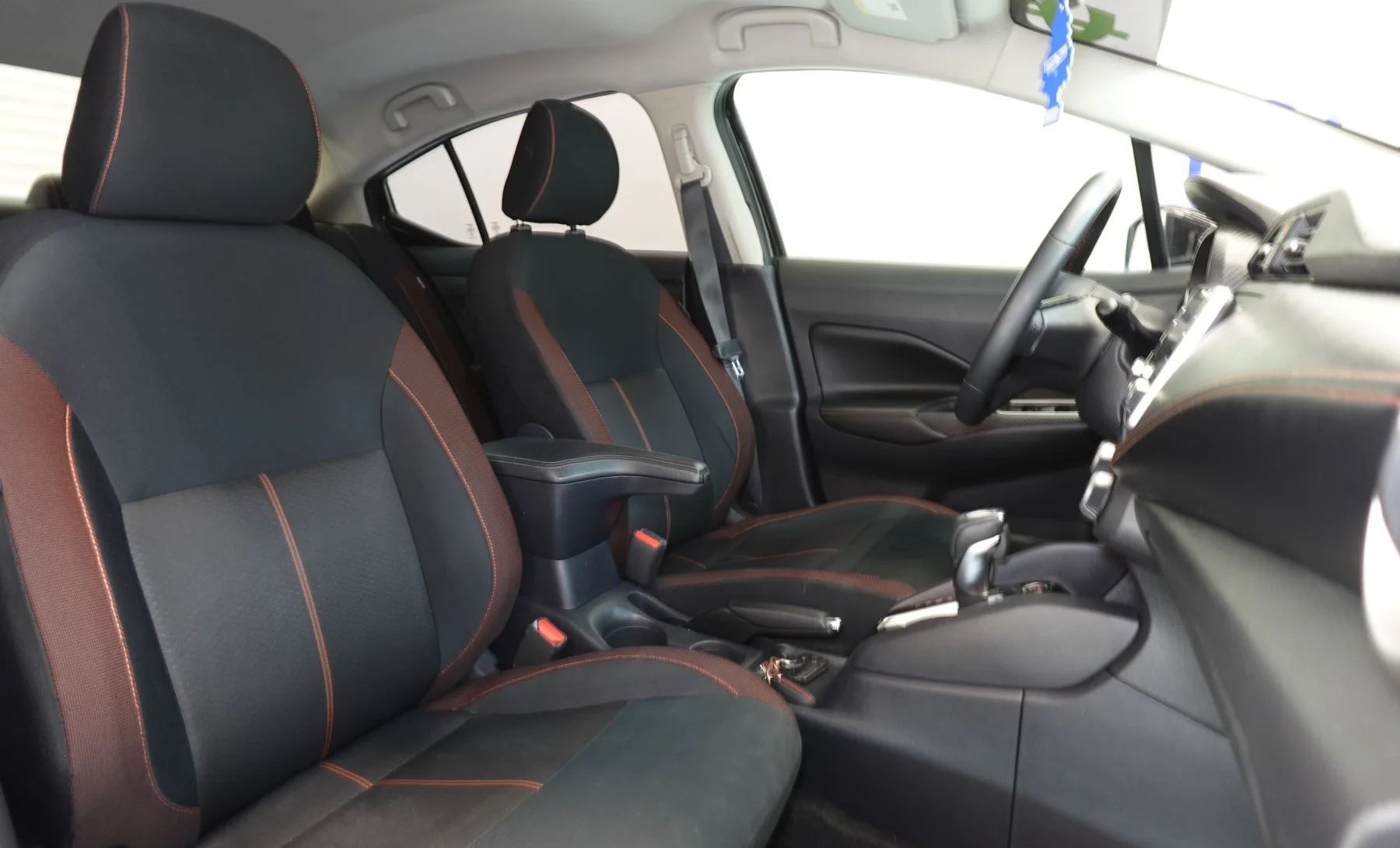 Nissan Versa SR 2020 — interior 6 de 8