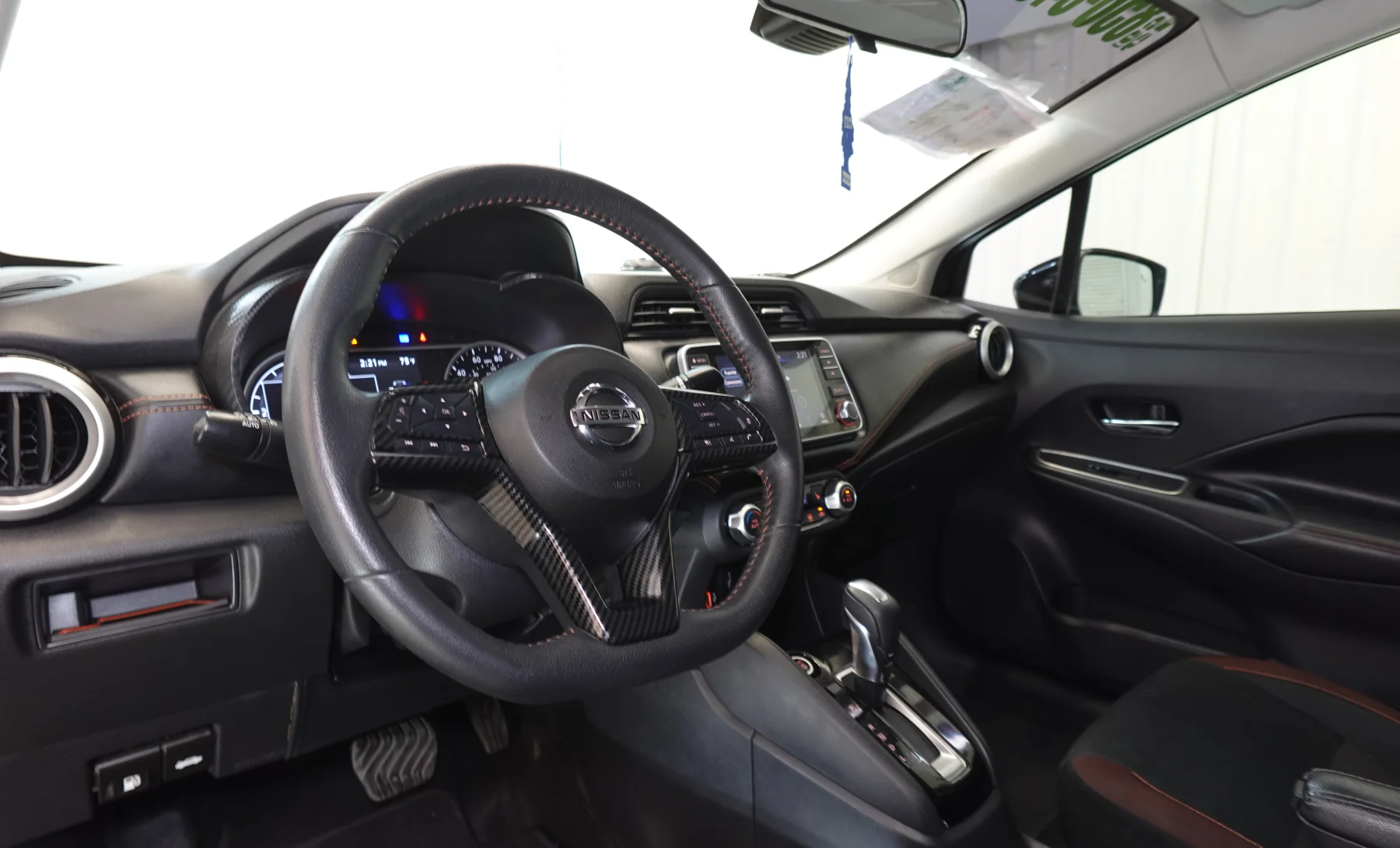 Nissan Versa SR 2020 — interior 1 de 8
