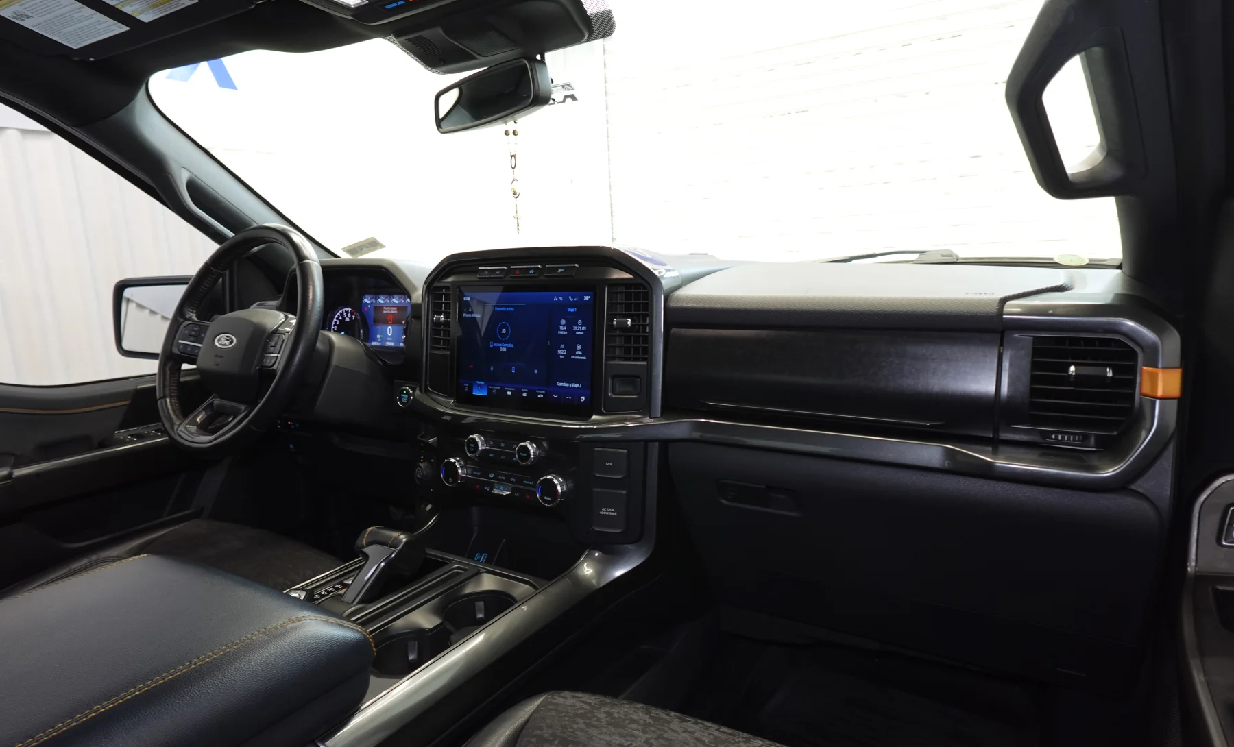 Ford Lobo Tremor 2021 — interior 7 de 9