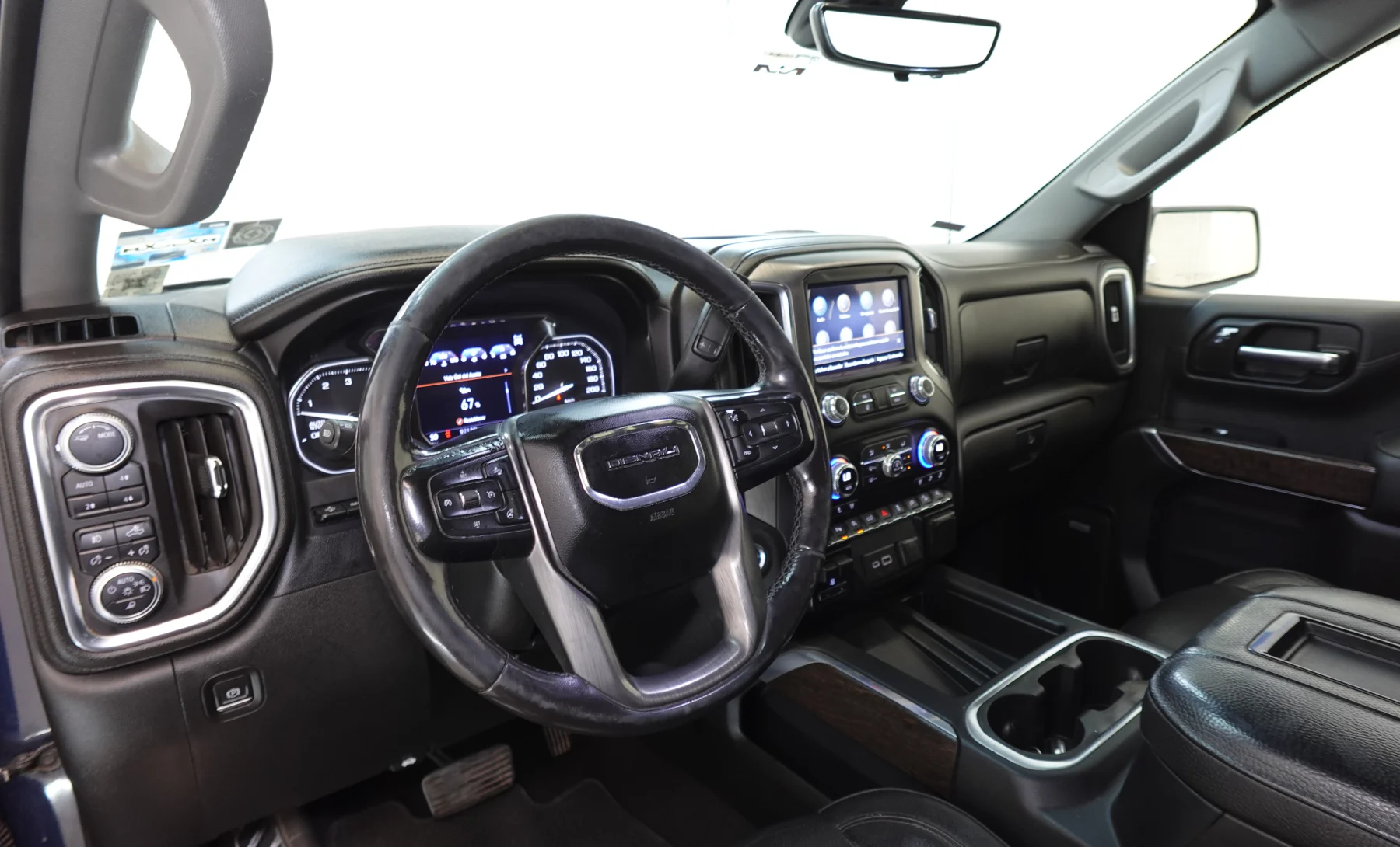 GMC Sierra 1500 Denali 2020 — interior 1 de 10