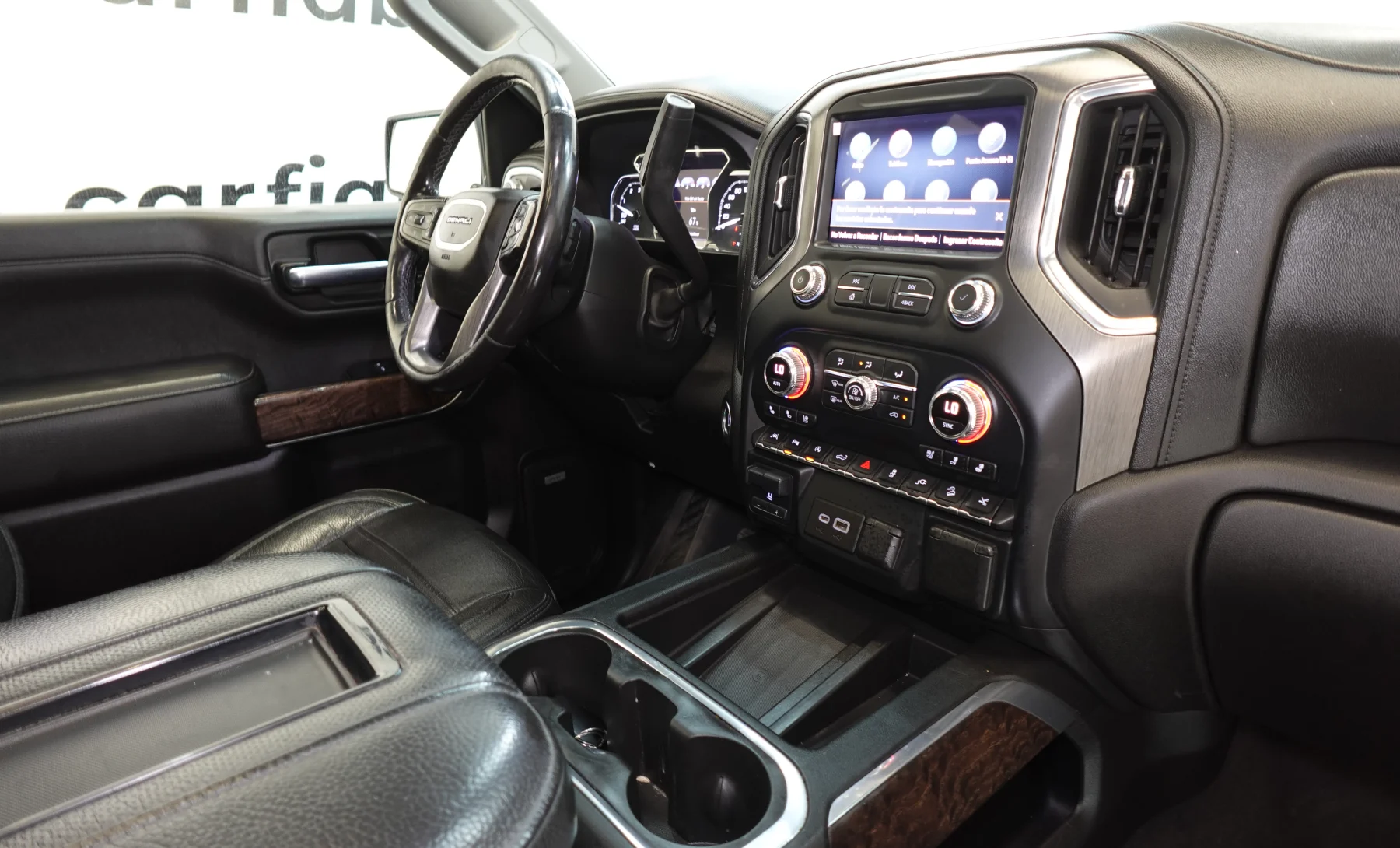 GMC Sierra 1500 Denali 2020 — interior 9 de 10
