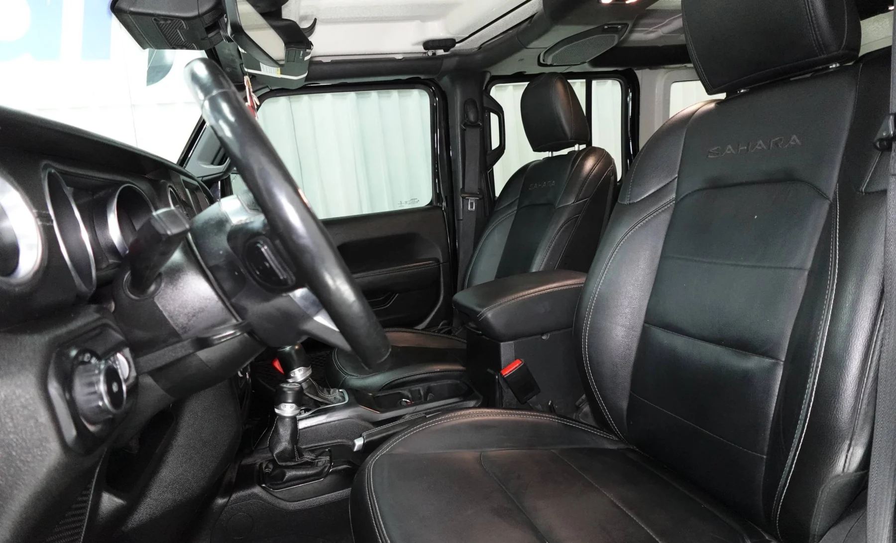 Jeep Wrangler Sahara unlimited 2021 — interior 2 de 4