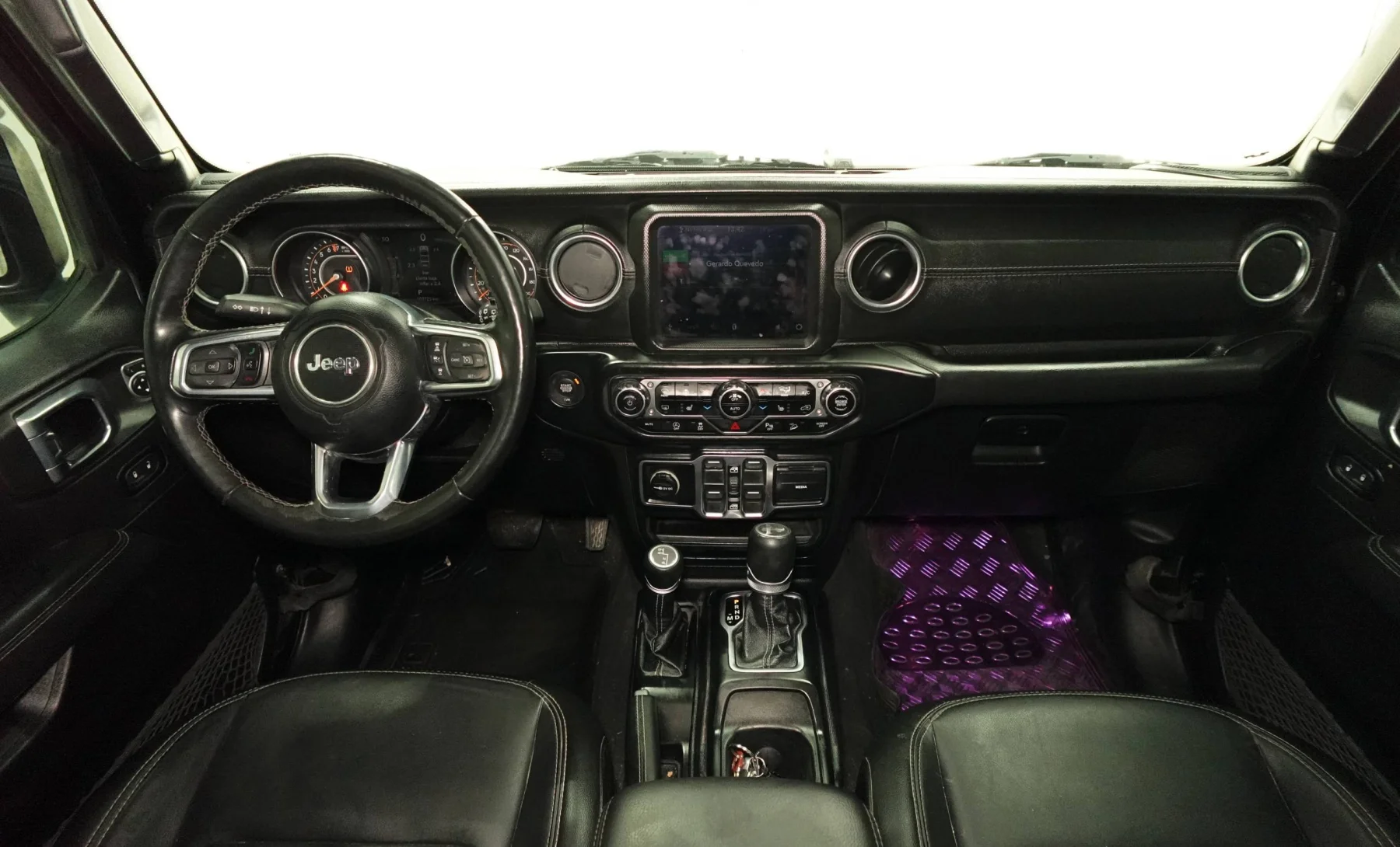 Jeep Wrangler Sahara unlimited 2021 — interior 3 de 4