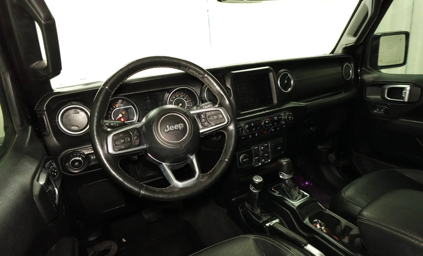 Jeep Wrangler Sahara unlimited 2021 — interior 4 de 4