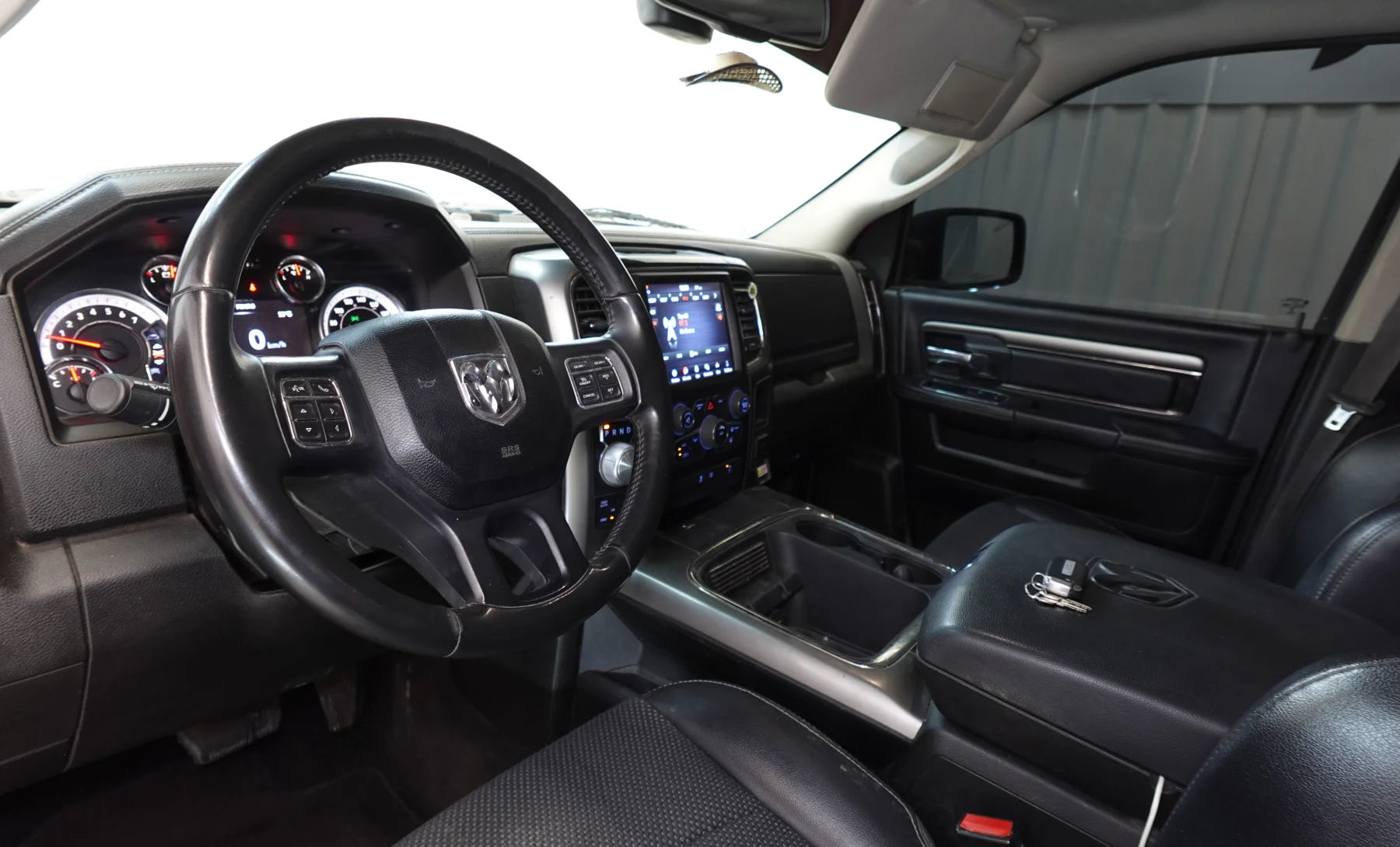 RAM 2500 SLT 2019 — interior 1 de 10