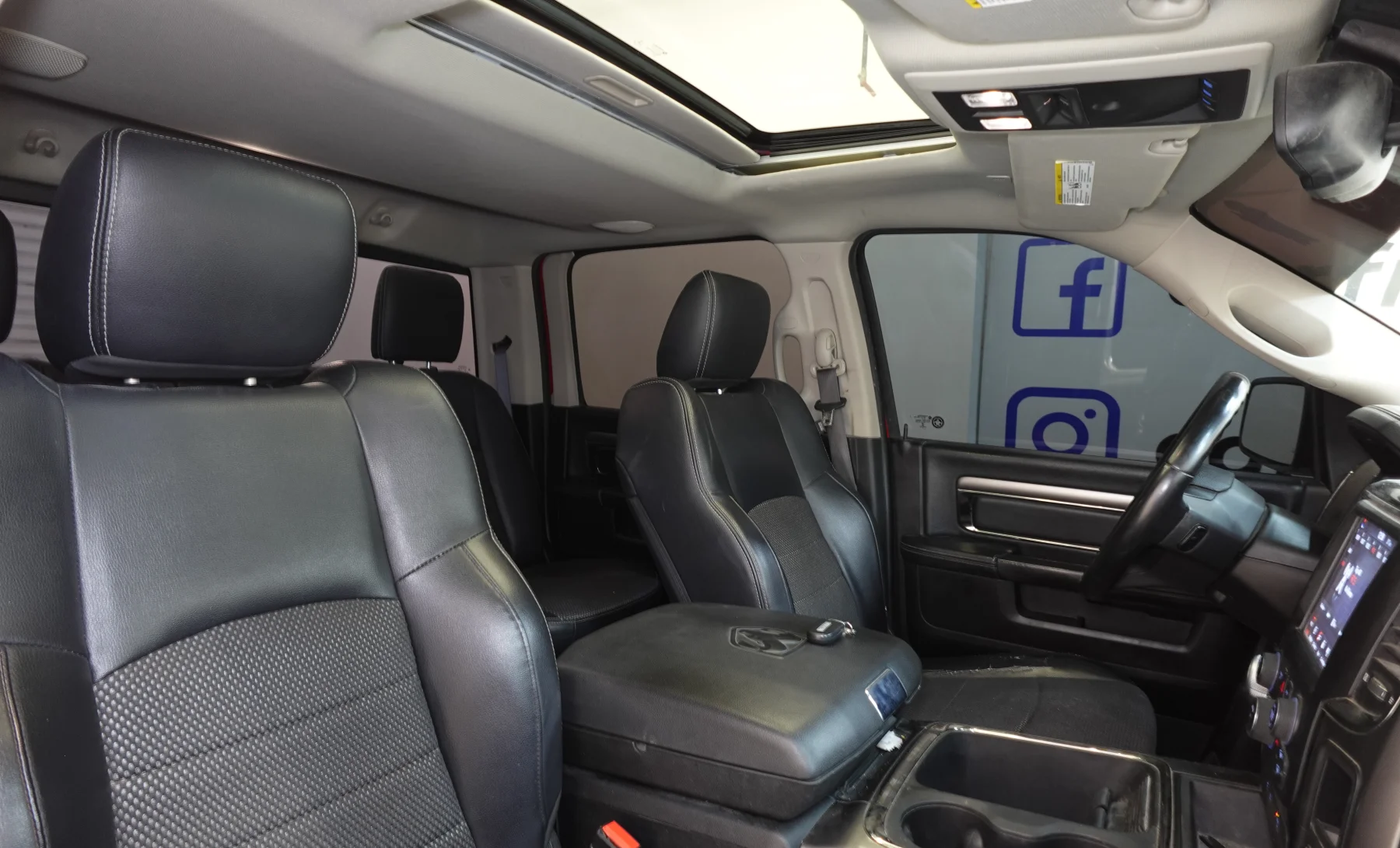 RAM 2500 SLT 2019 — interior 7 de 10