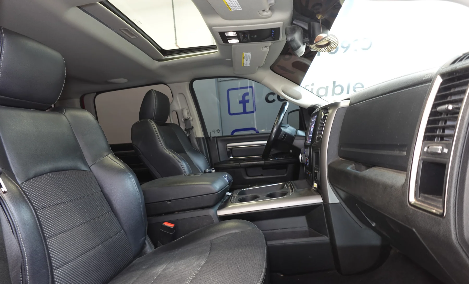 RAM 2500 SLT 2019 — interior 9 de 10