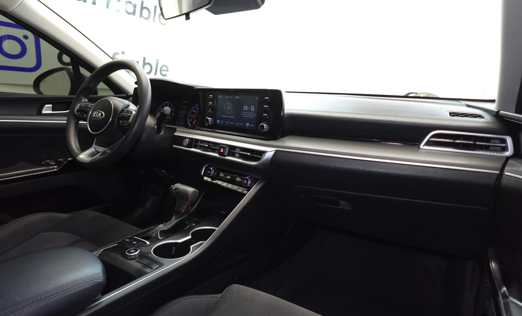 Kia K5 LXS 2021 — interior 8 de 8