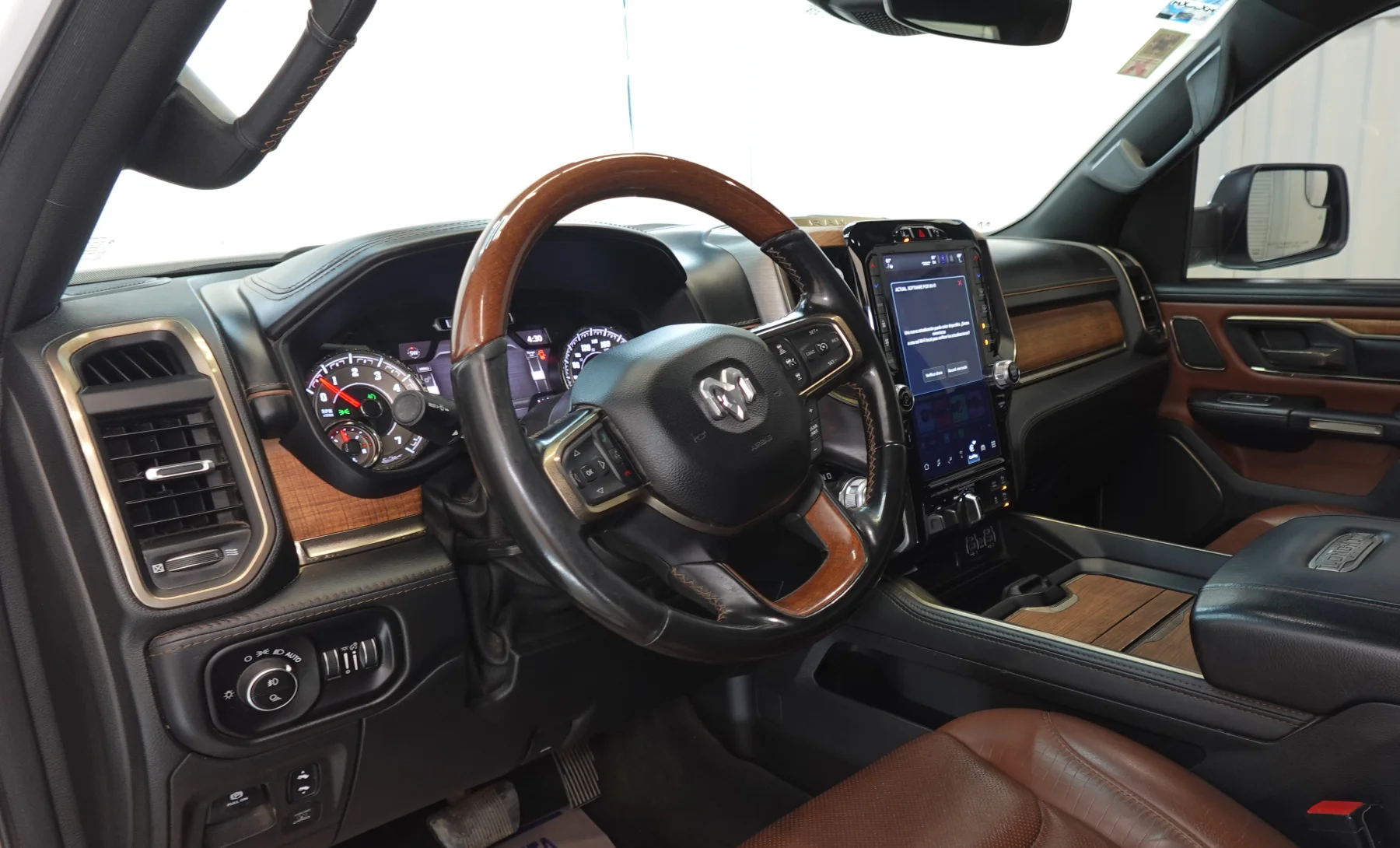 RAM 1500 Limited Longhorn 2022 — interior 1 de 6