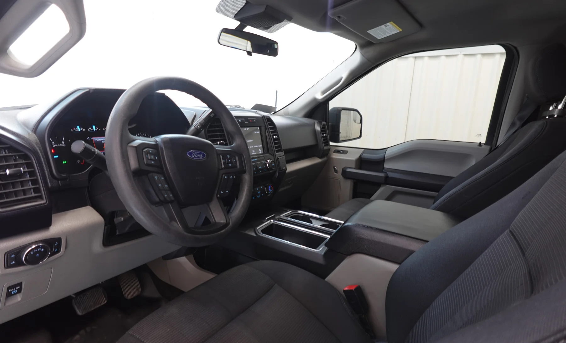 Ford F-150 XL 2019 — interior 1 de 4