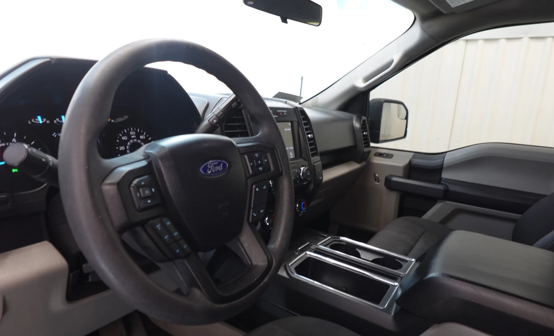 Ford F-150 XL 2019 — interior 2 de 4