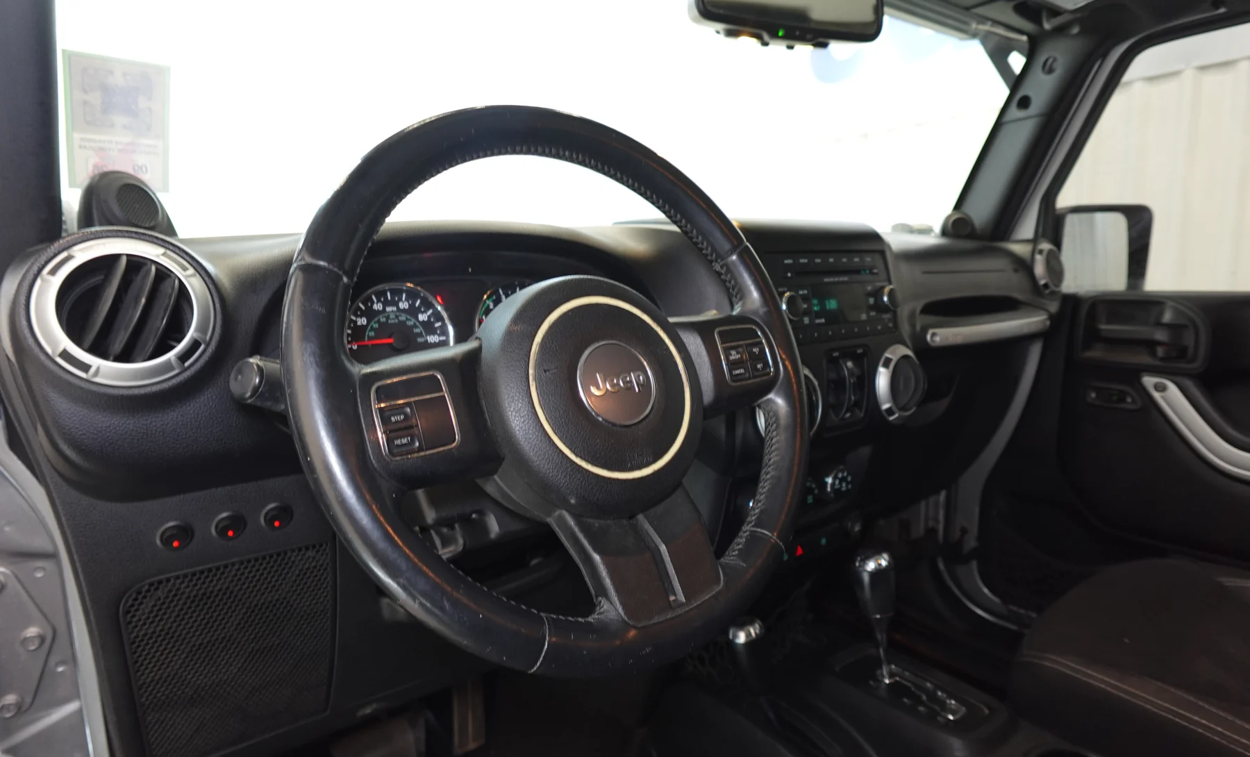 Jeep Wrangler Unlimited Sahara 2014 — interior 1 de 9