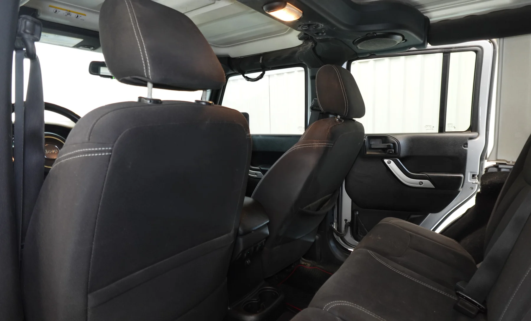 Jeep Wrangler Unlimited Sahara 2014 — interior 5 de 9