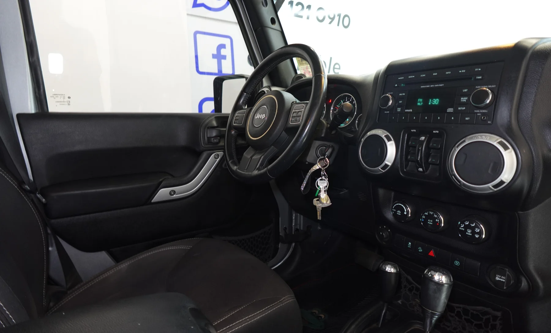 Jeep Wrangler Unlimited Sahara 2014 — interior 7 de 9