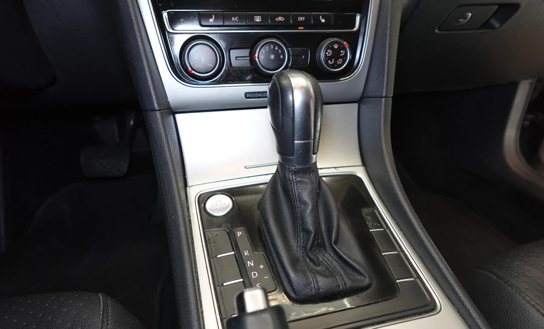 Volkswagen Passat SE R-Line 2019 — interior 5 de 10