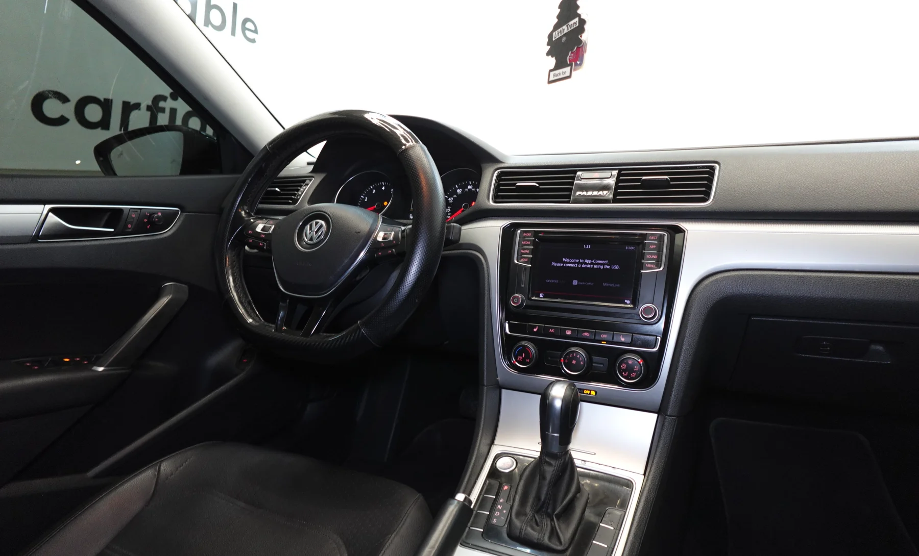 Volkswagen Passat SE R-Line 2019 — interior 8 de 10