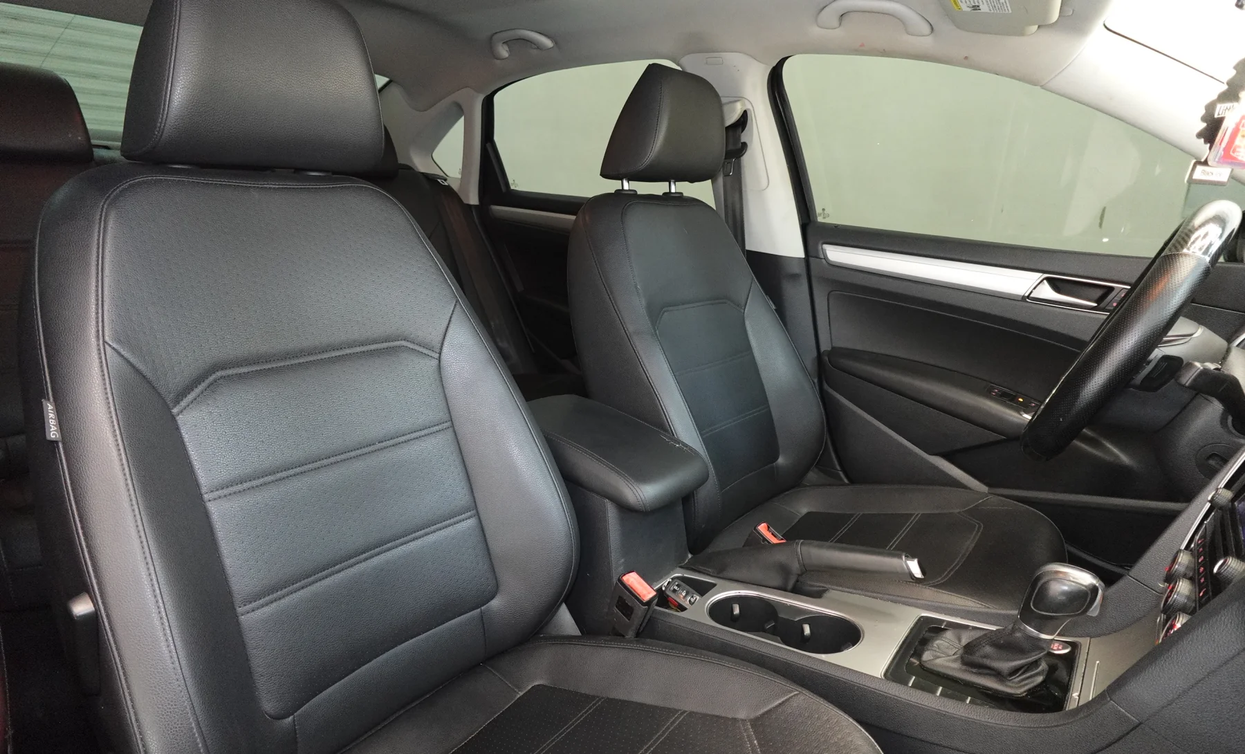 Volkswagen Passat SE R-Line 2019 — interior 9 de 10