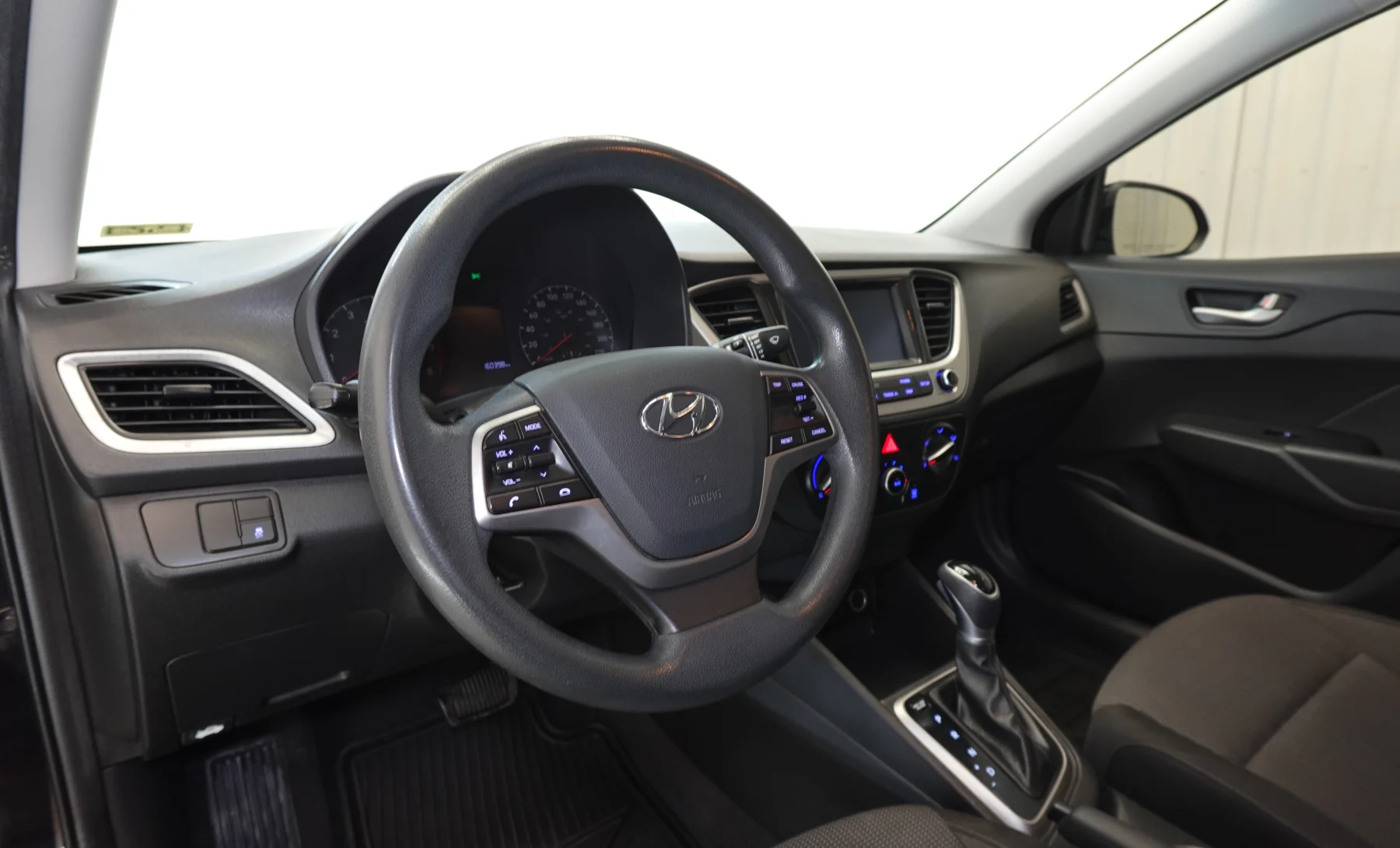 Hyundai Accent GL Mid 2019 — interior 3 de 10