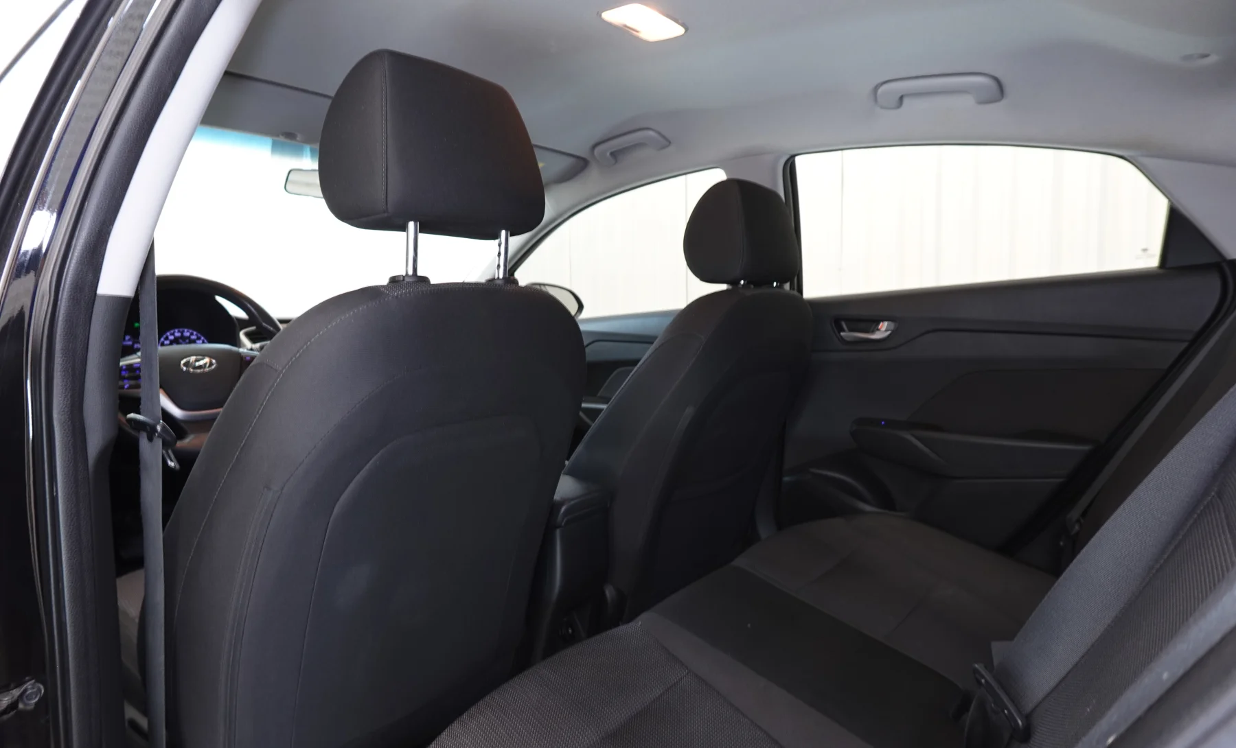 Hyundai Accent GL Mid 2019 — interior 6 de 10