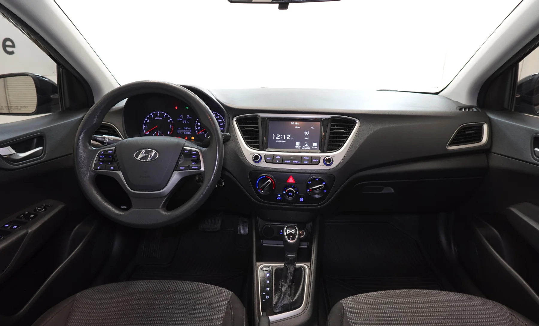 Hyundai Accent GL Mid 2019 — interior 7 de 10