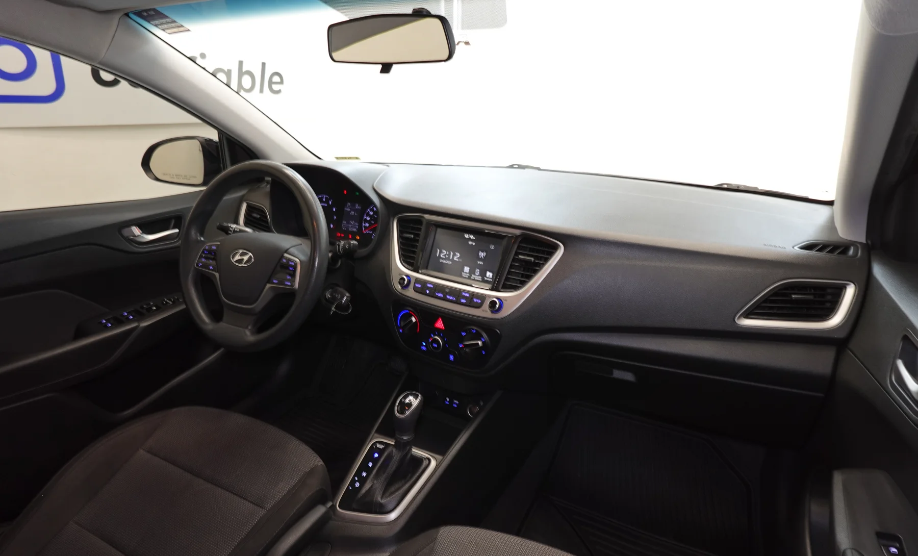 Hyundai Accent GL Mid 2019 — interior 1 de 10