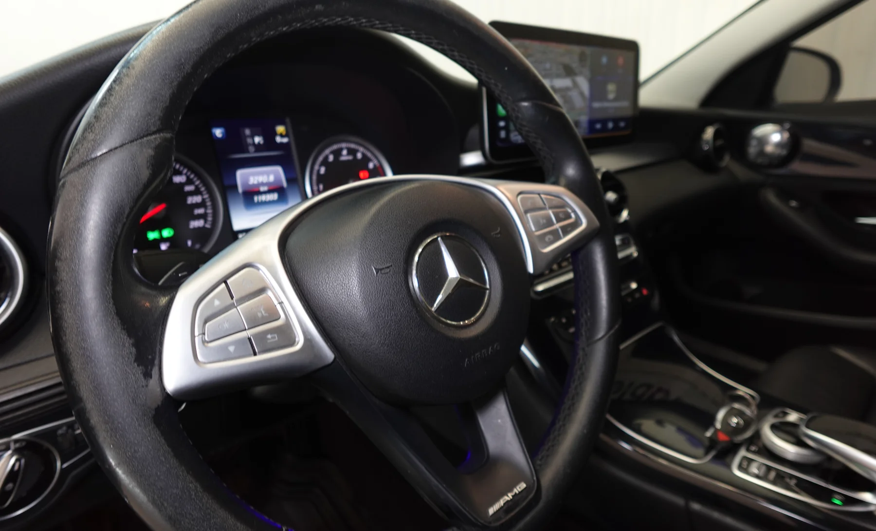 Mercedes-Benz C180 Base 2017 — interior 2 de 10
