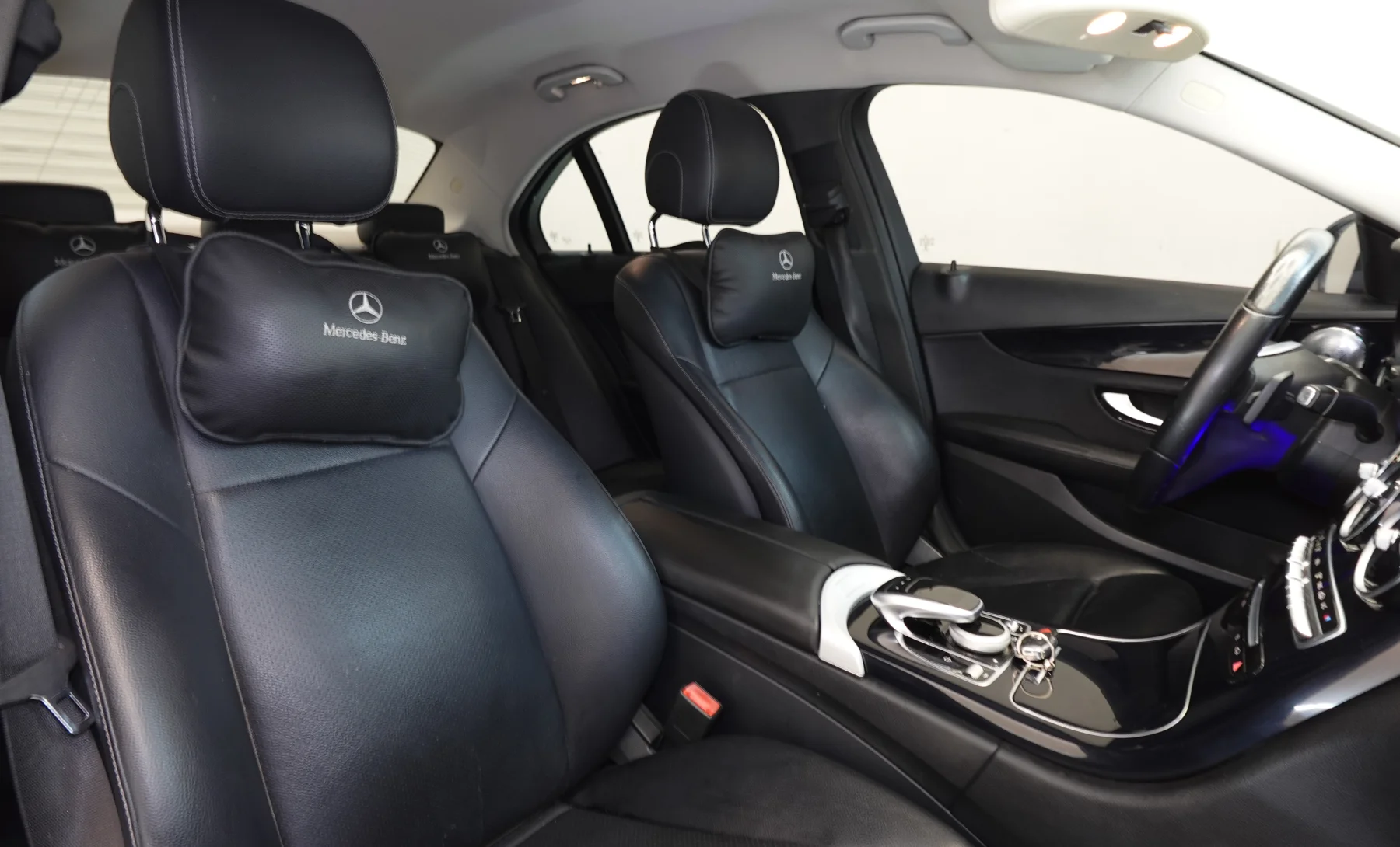 Mercedes-Benz C180 Base 2017 — interior 3 de 10