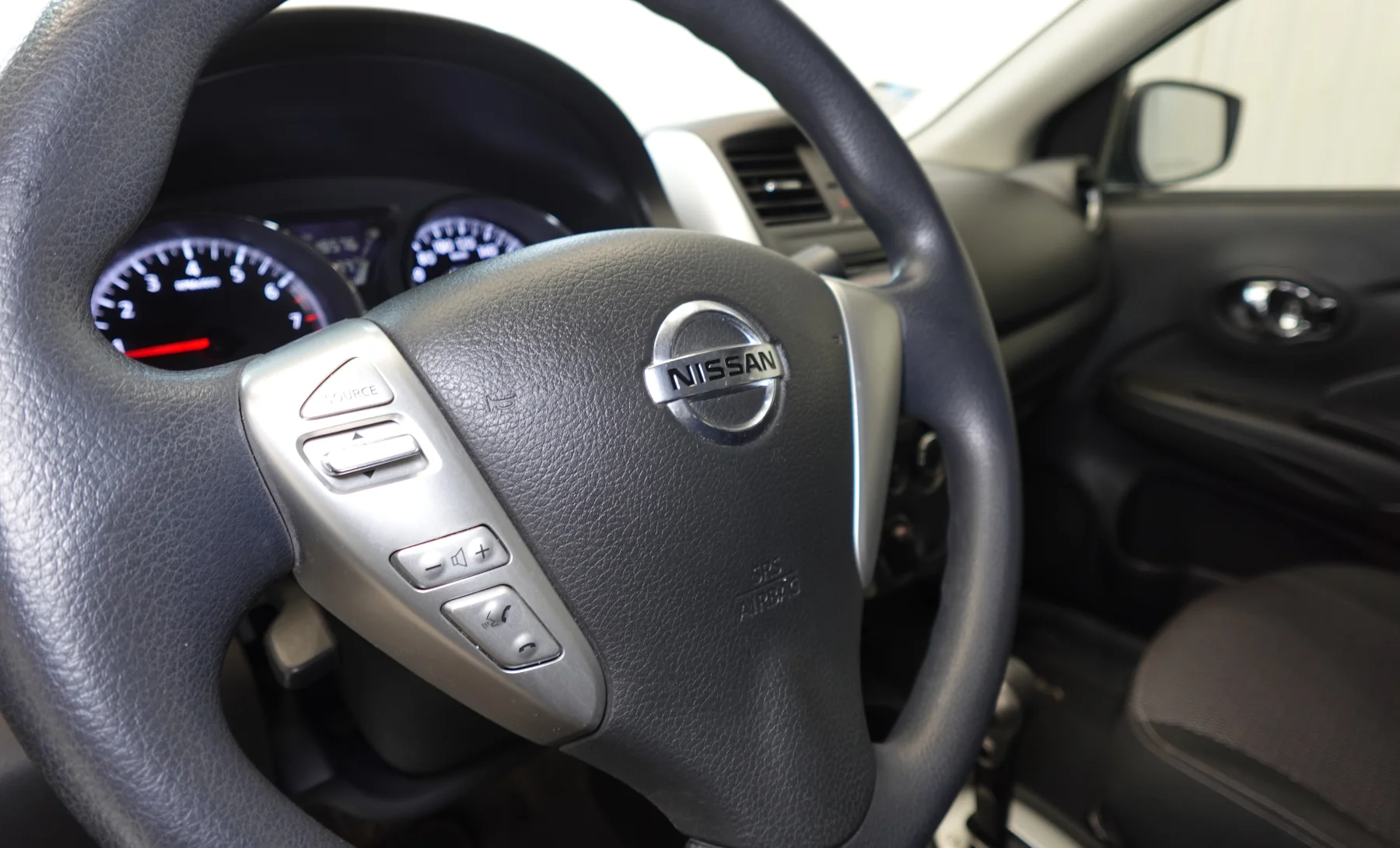 Nissan Versa Advance 2019 — interior 2 de 10