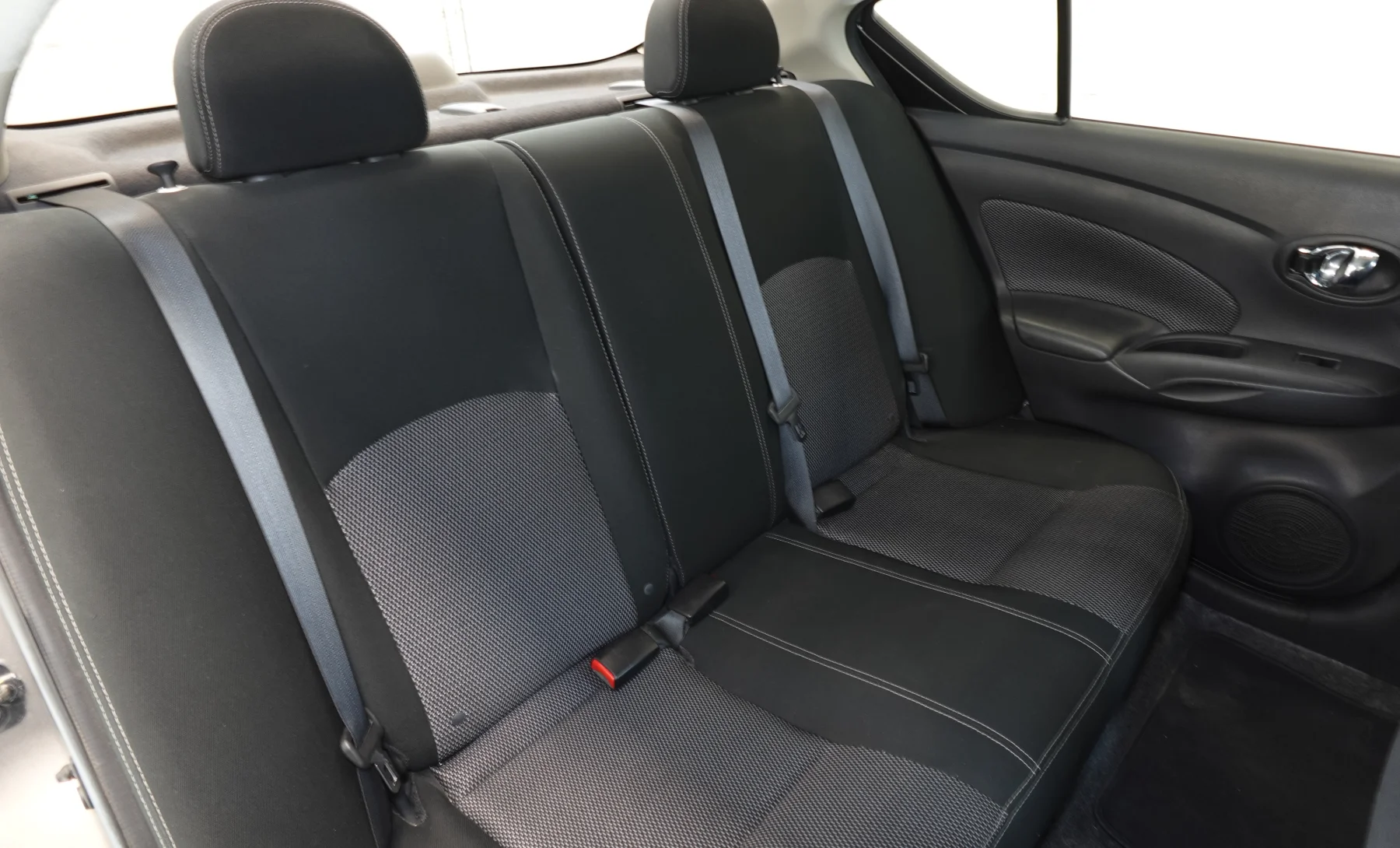 Nissan Versa Advance 2019 — interior 9 de 10