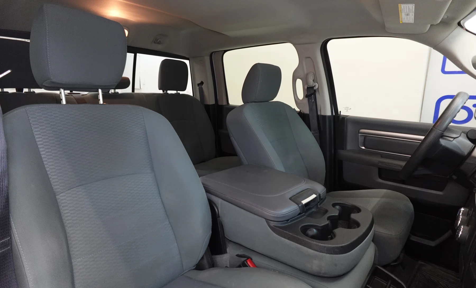 RAM 2500 SLT 2018 — interior 3 de 10