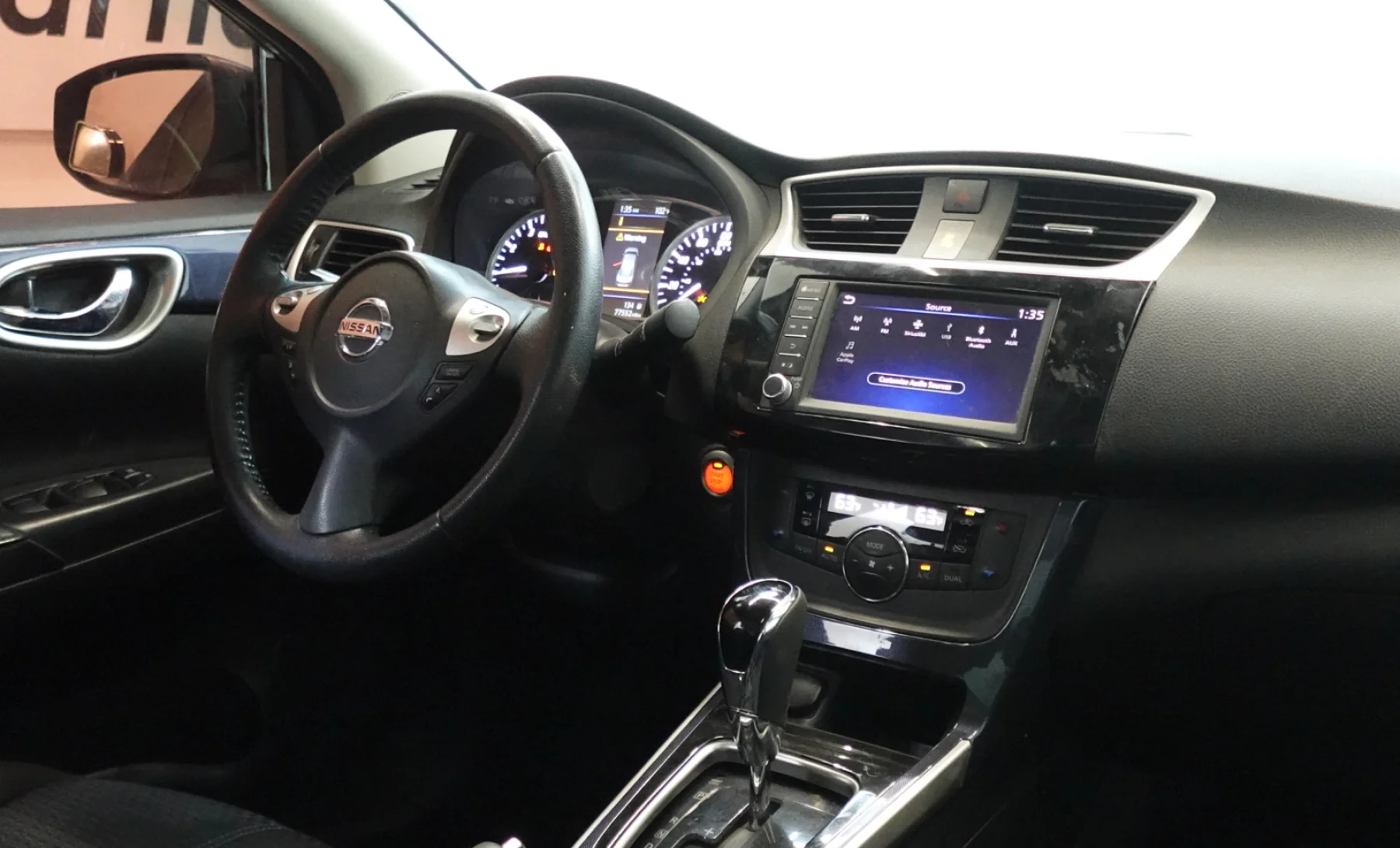 Nissan Sentra SR Turbo 2019 — interior 8 de 9