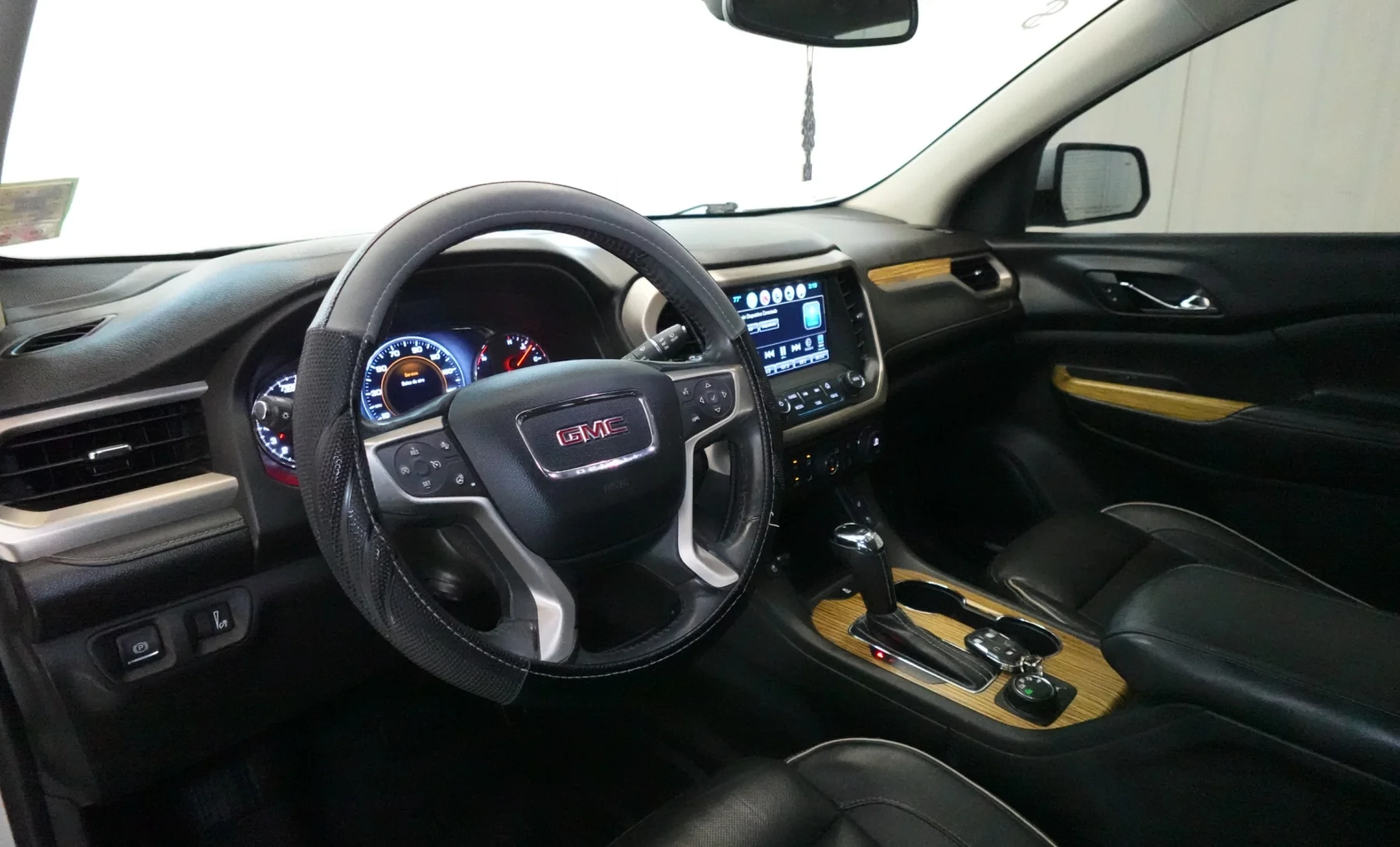GMC Acadia Denali 2017 — interior 1 de 6